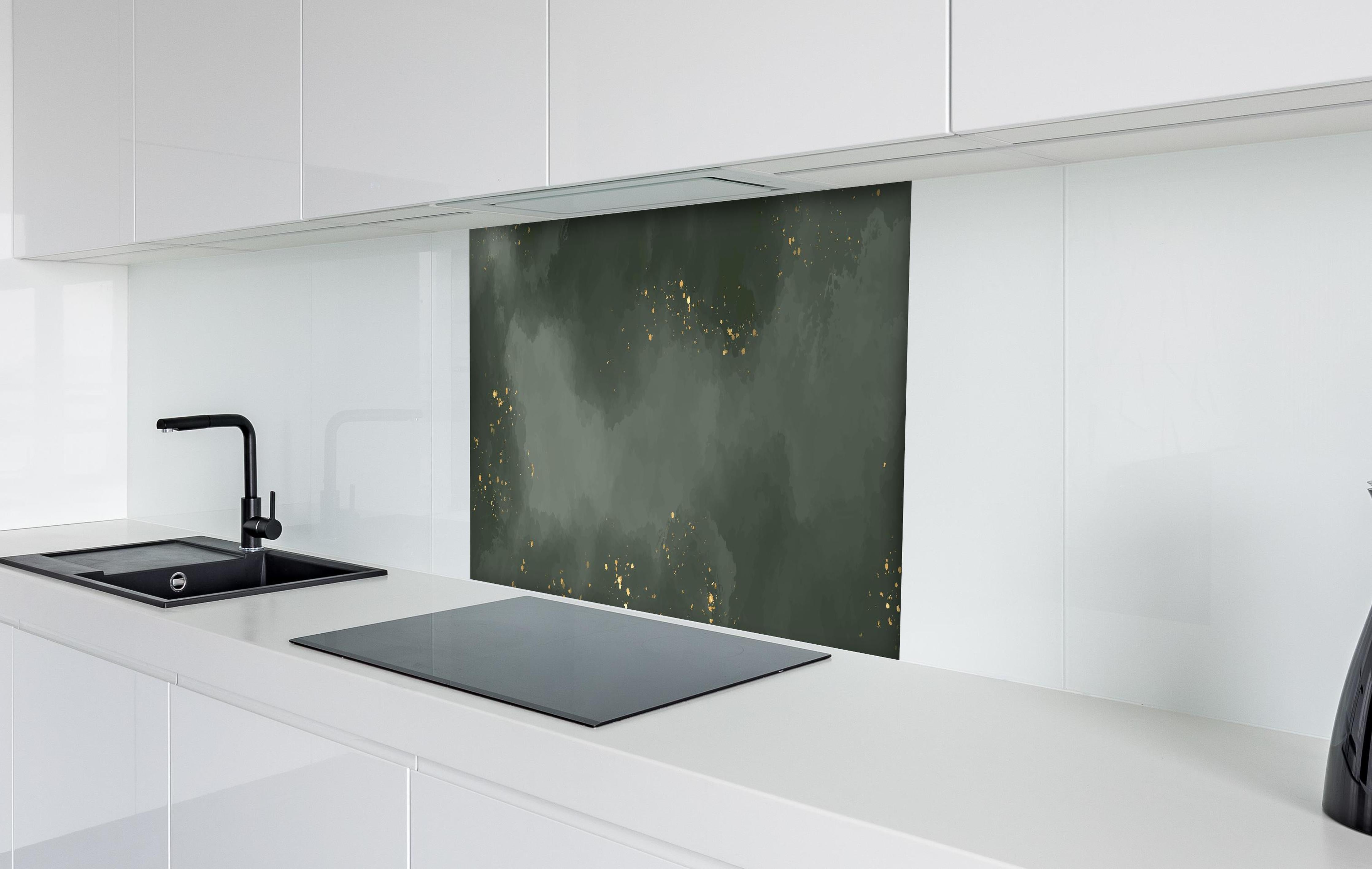 Spritzschutz - Abstraktes Muster in Dunkelgrün mit Gold hinter einem Cerankochfeld zwischen Holz-Kochutensilien