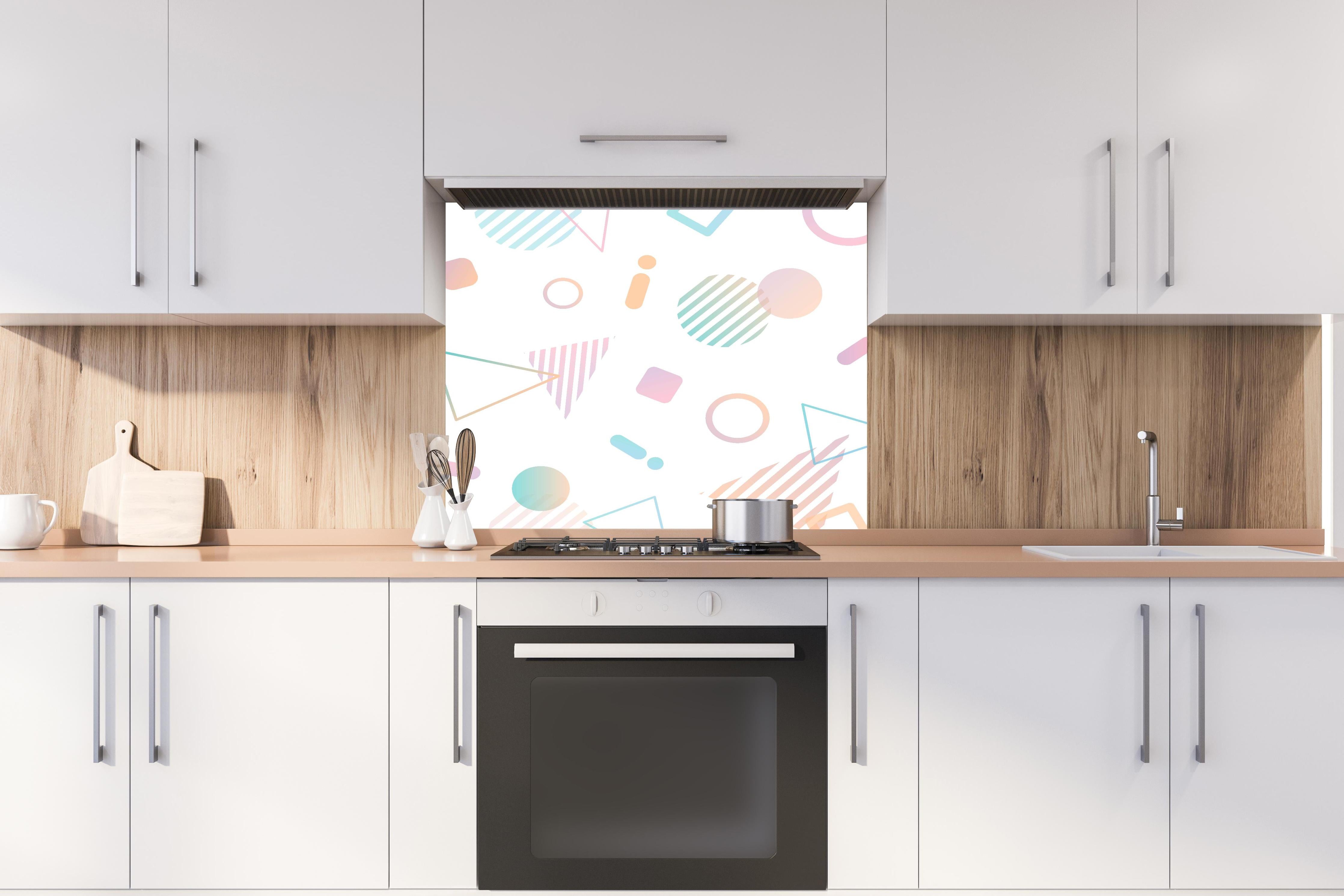 Spritzschutz - Abstraktes Muster in Pastellfarben Design hinter einem Cerankochfeld zwischen Holz-Kochutensilien