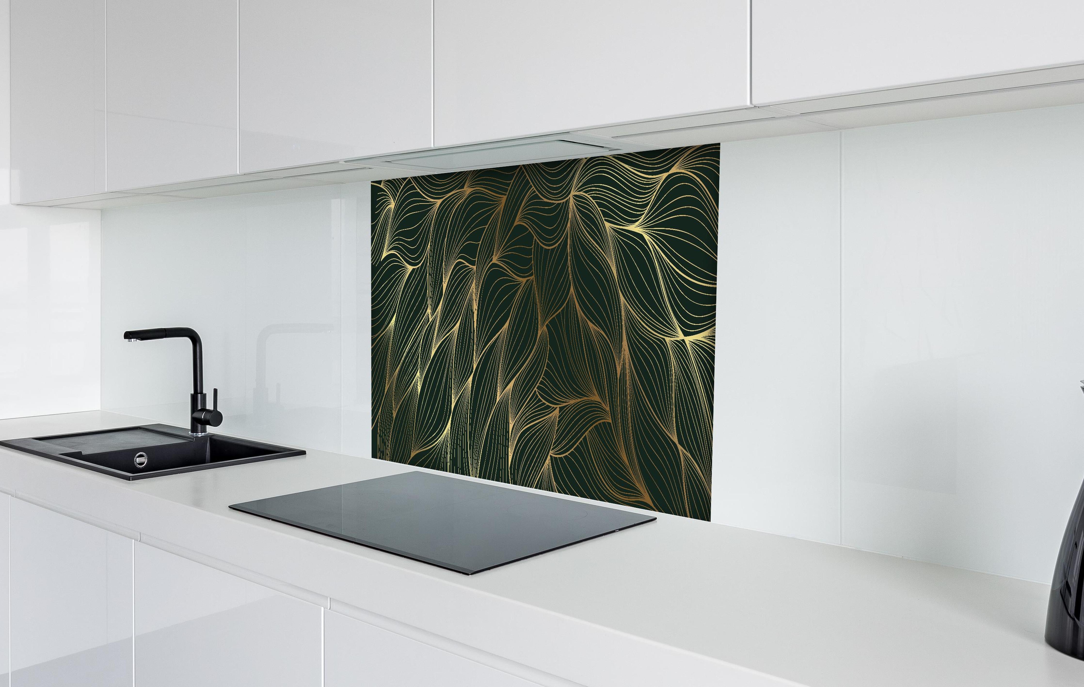 Spritzschutz - Abstraktes Muster mit goldfarbenen Linien hinter einem Cerankochfeld zwischen Holz-Kochutensilien