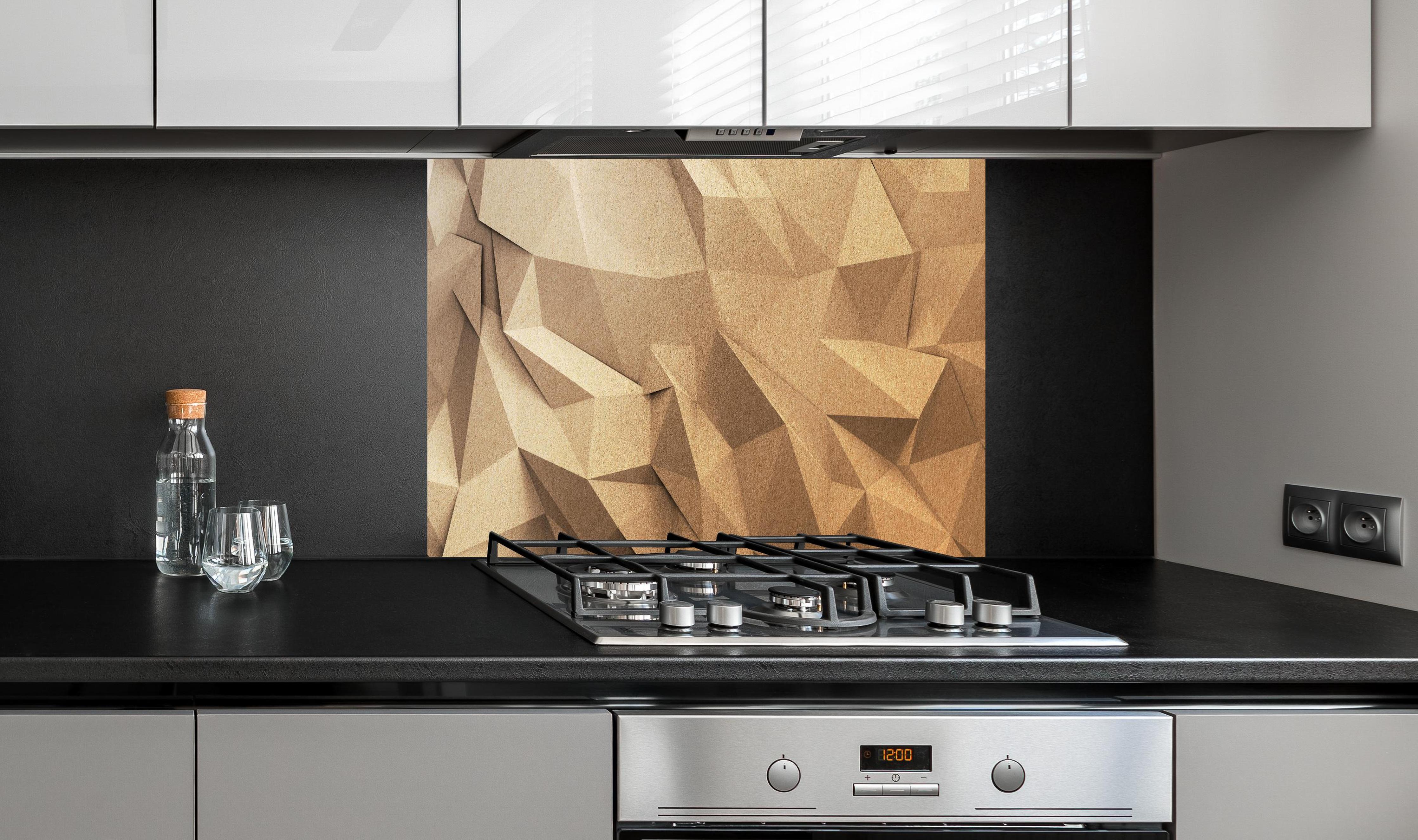 Spritzschutz - Abstraktes Polygon Handwerk hinter einem Cerankochfeld zwischen Holz-Kochutensilien