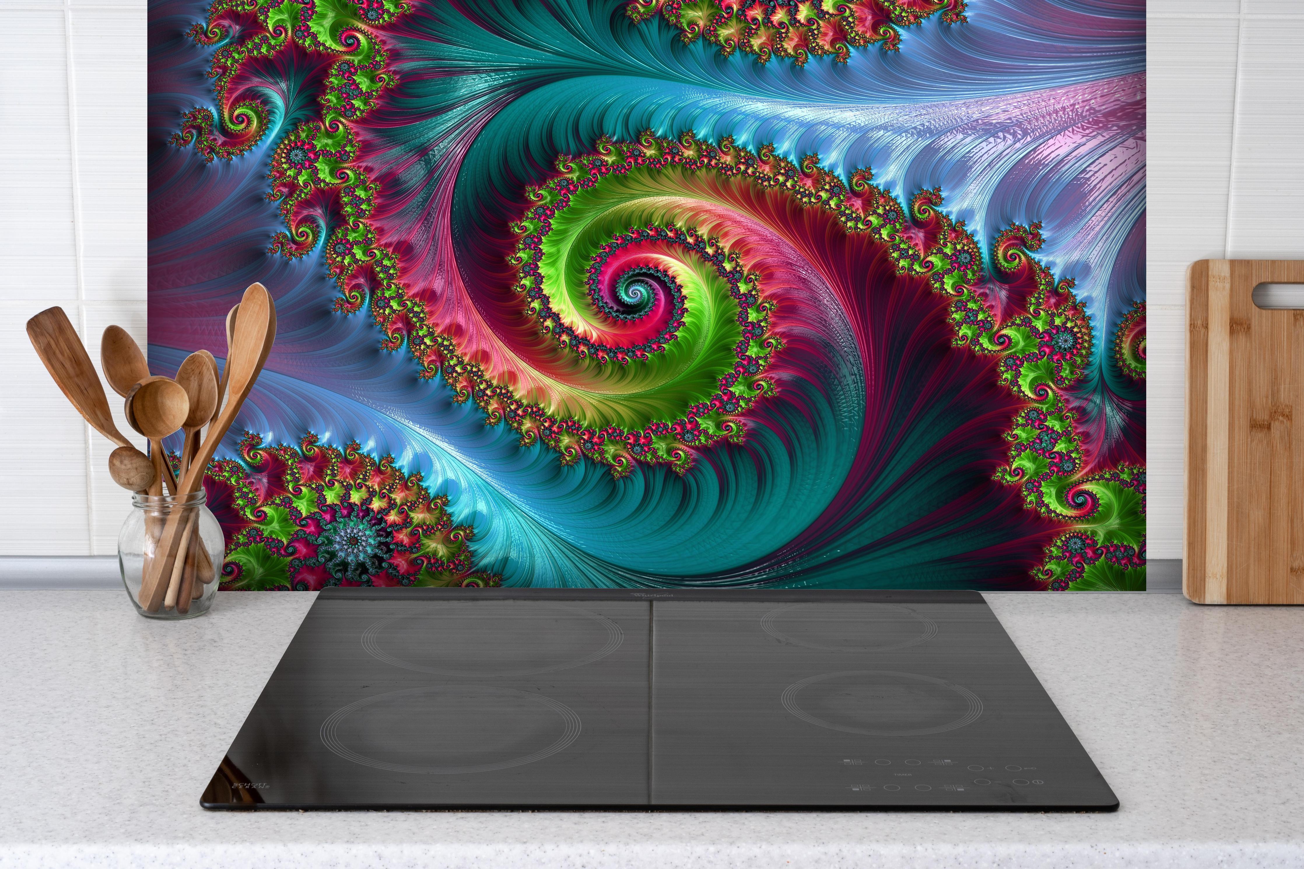 Spritzschutz - Abstraktes Tentakelmuster hinter einem Cerankochfeld zwischen Holz-Kochutensilien