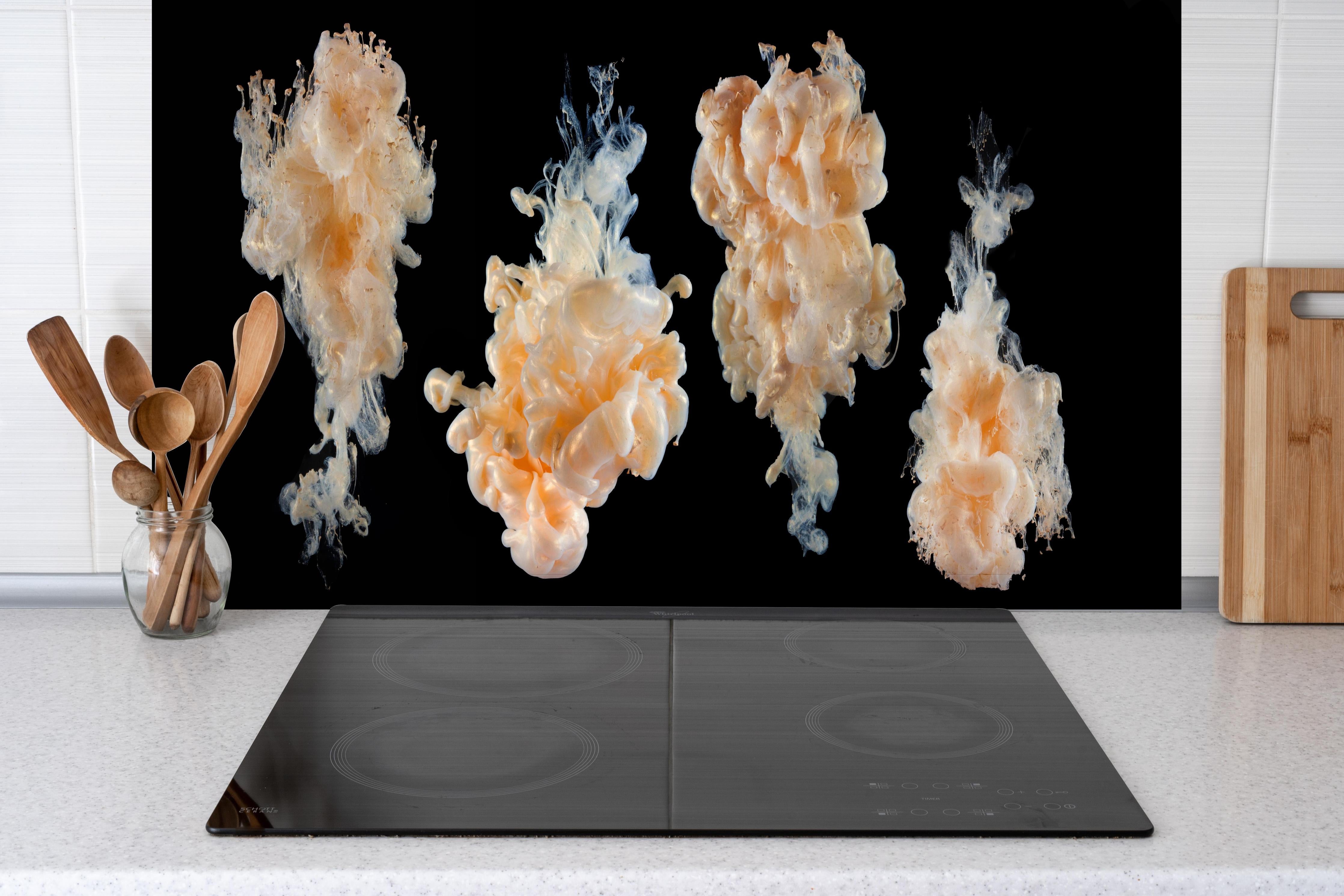 Spritzschutz - Abstraktes Tinten-Wolken Design hinter einem Cerankochfeld zwischen Holz-Kochutensilien