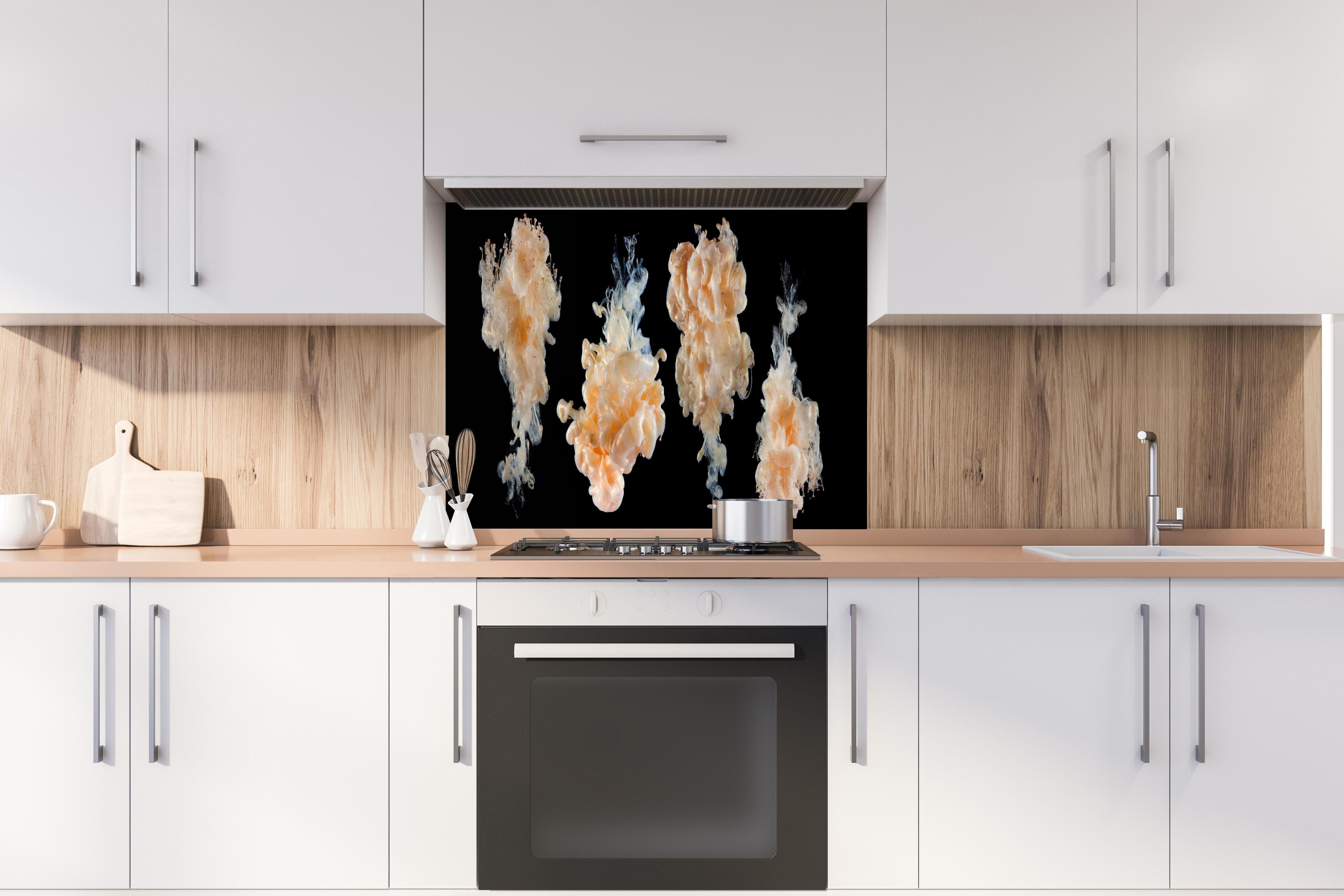 Spritzschutz - Abstraktes Tinten-Wolken Design hinter einem Cerankochfeld zwischen Holz-Kochutensilien