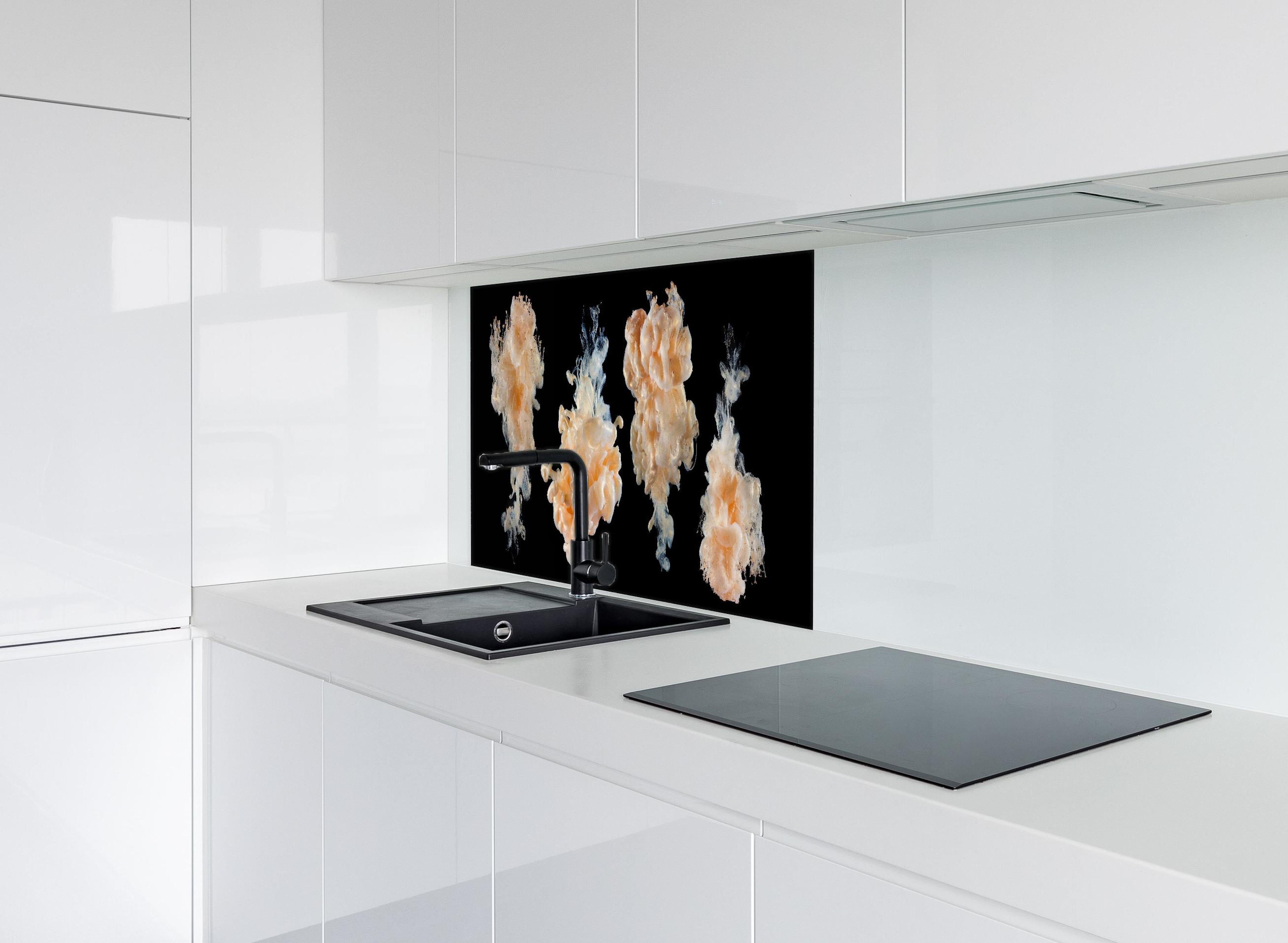 Spritzschutz - Abstraktes Tinten-Wolken Design hinter einem Cerankochfeld zwischen Holz-Kochutensilien