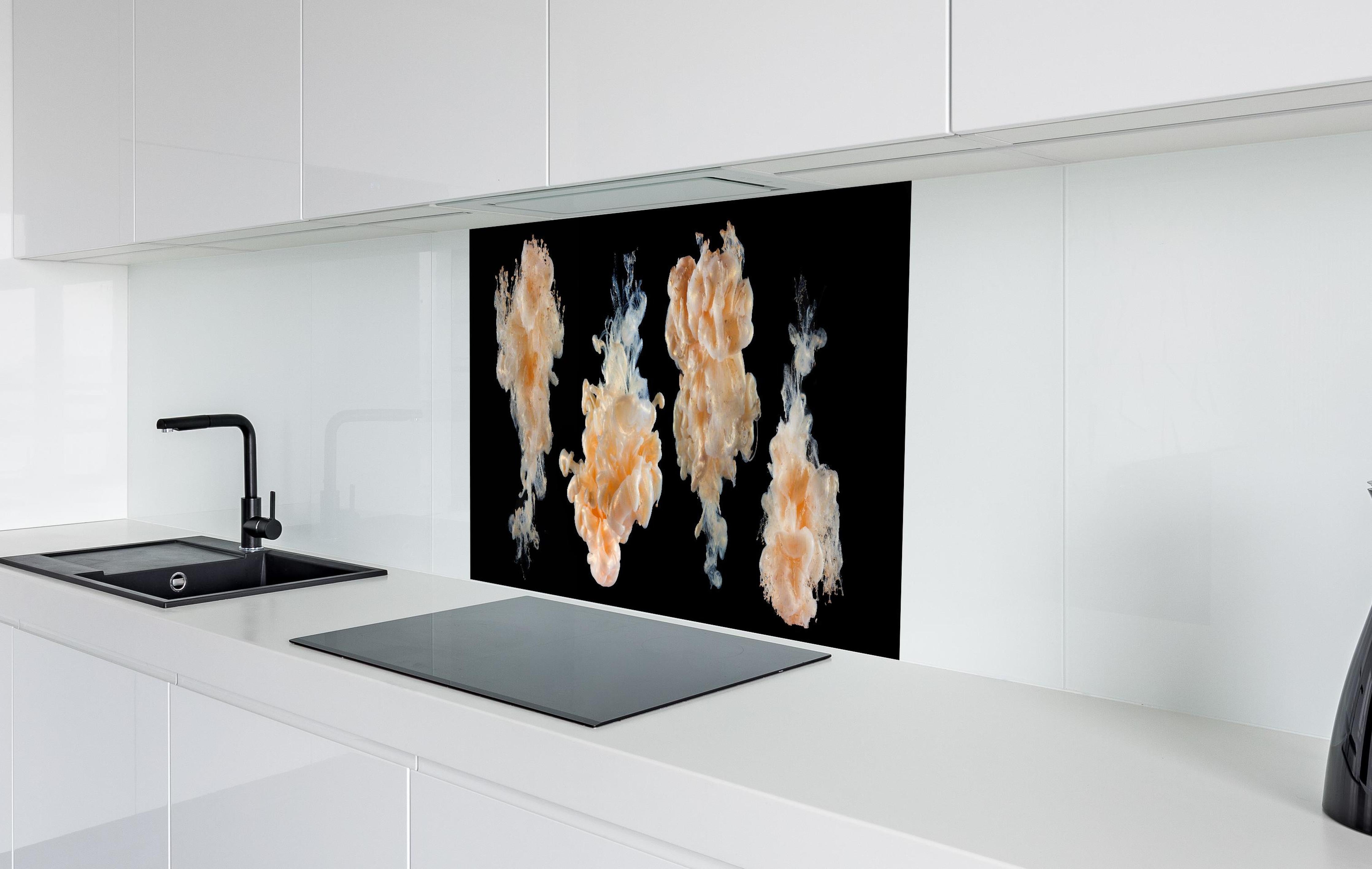 Spritzschutz - Abstraktes Tinten-Wolken Design hinter einem Cerankochfeld zwischen Holz-Kochutensilien