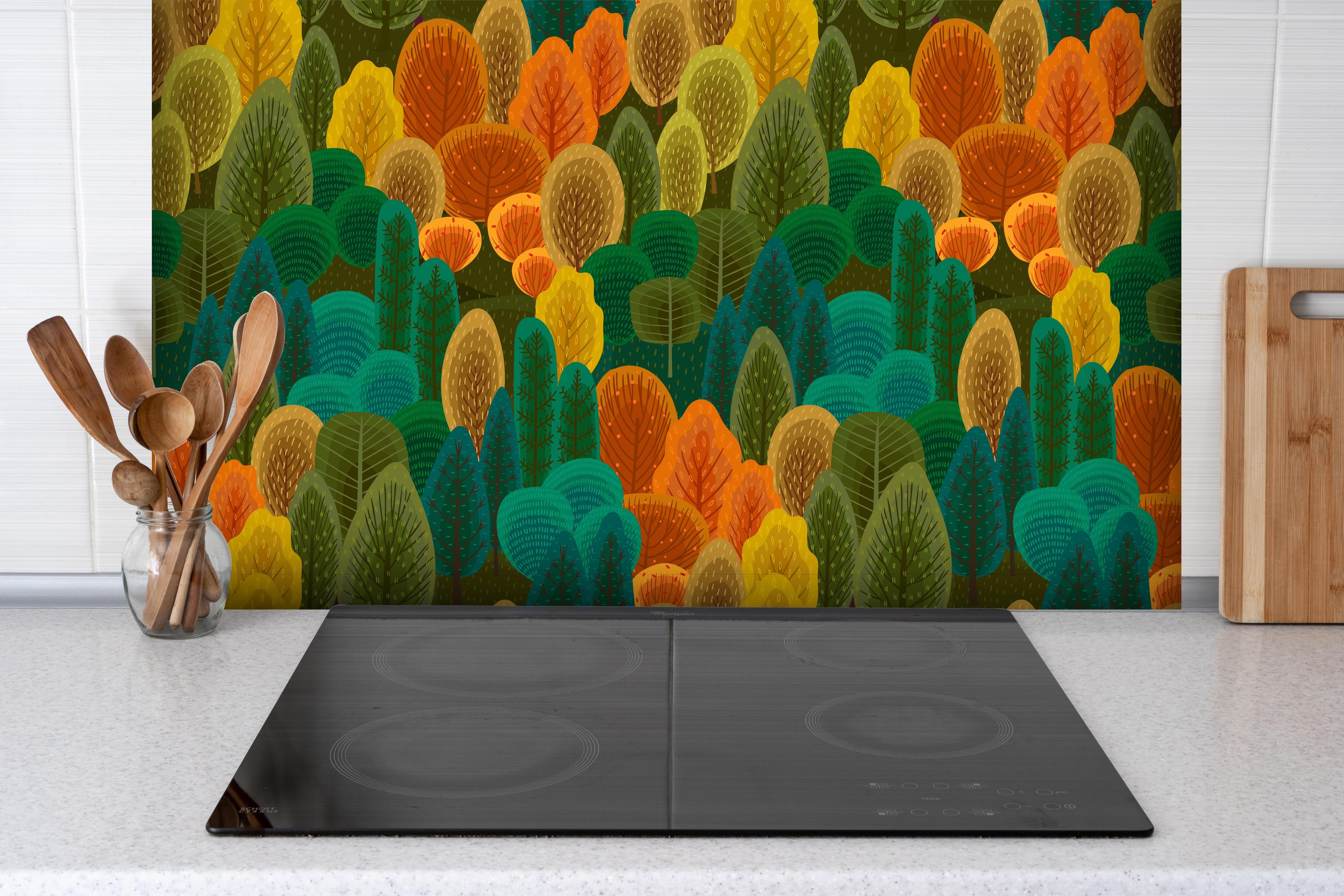 Spritzschutz - Abstraktes Waldmuster in Herbstfarben Design hinter einem Cerankochfeld zwischen Holz-Kochutensilien