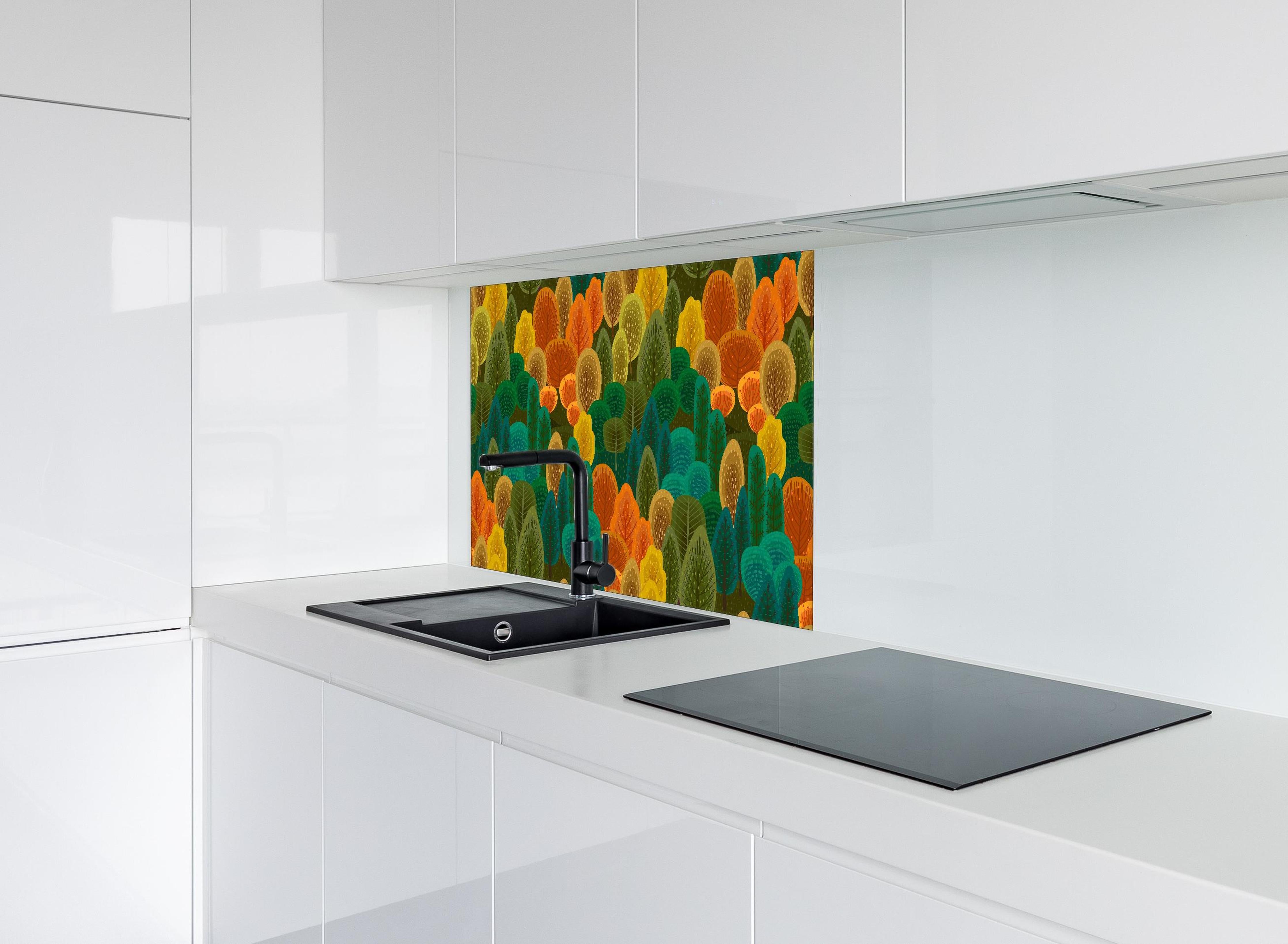 Spritzschutz - Abstraktes Waldmuster in Herbstfarben Design hinter einem Cerankochfeld zwischen Holz-Kochutensilien