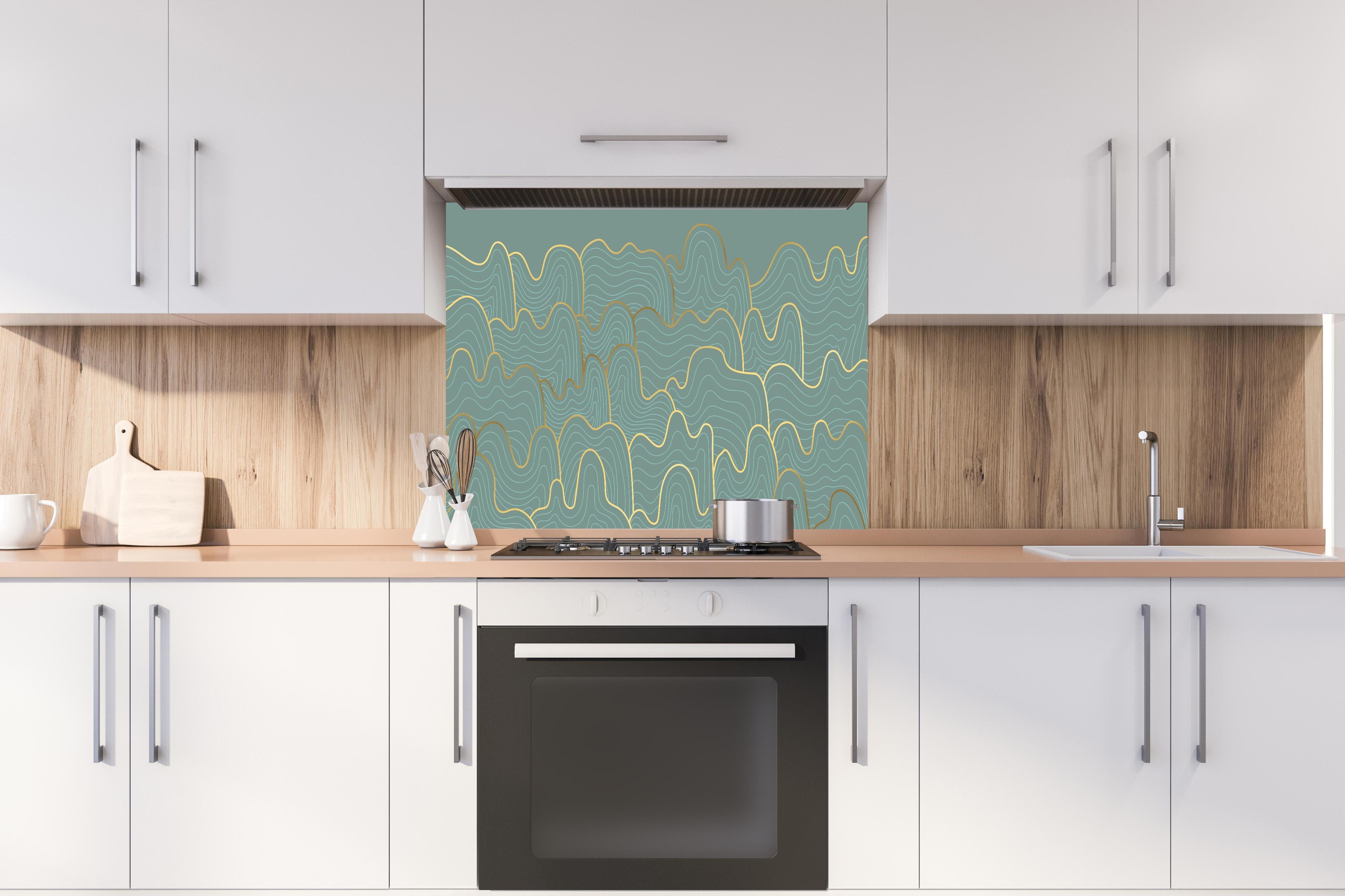 Spritzschutz - Abstraktes Wellendesign in Blau mit Goldenen Akzenten hinter einem Cerankochfeld zwischen Holz-Kochutensilien