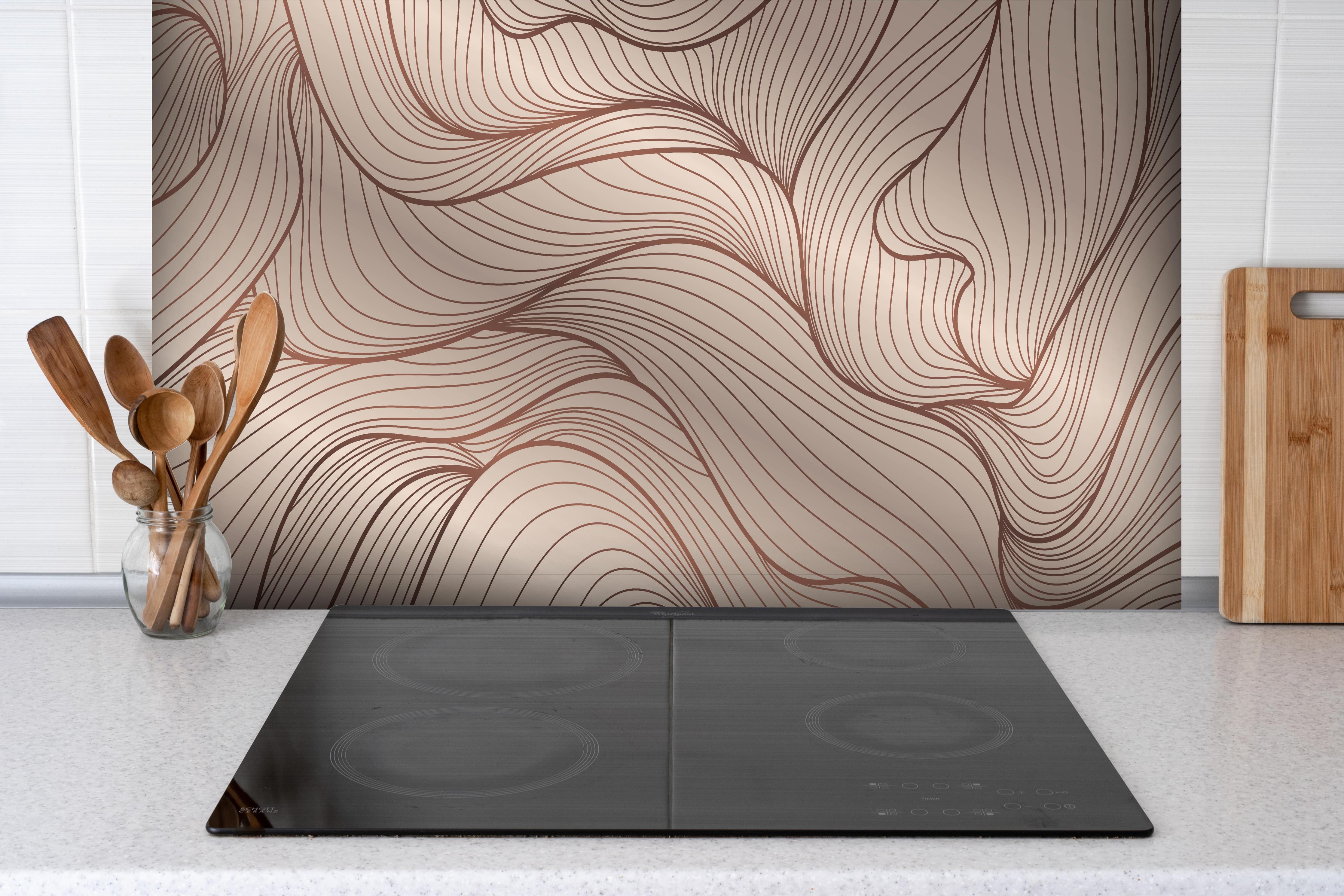 Spritzschutz - Abstraktes Wellenmuster in Beige-Tönen hinter einem Cerankochfeld zwischen Holz-Kochutensilien