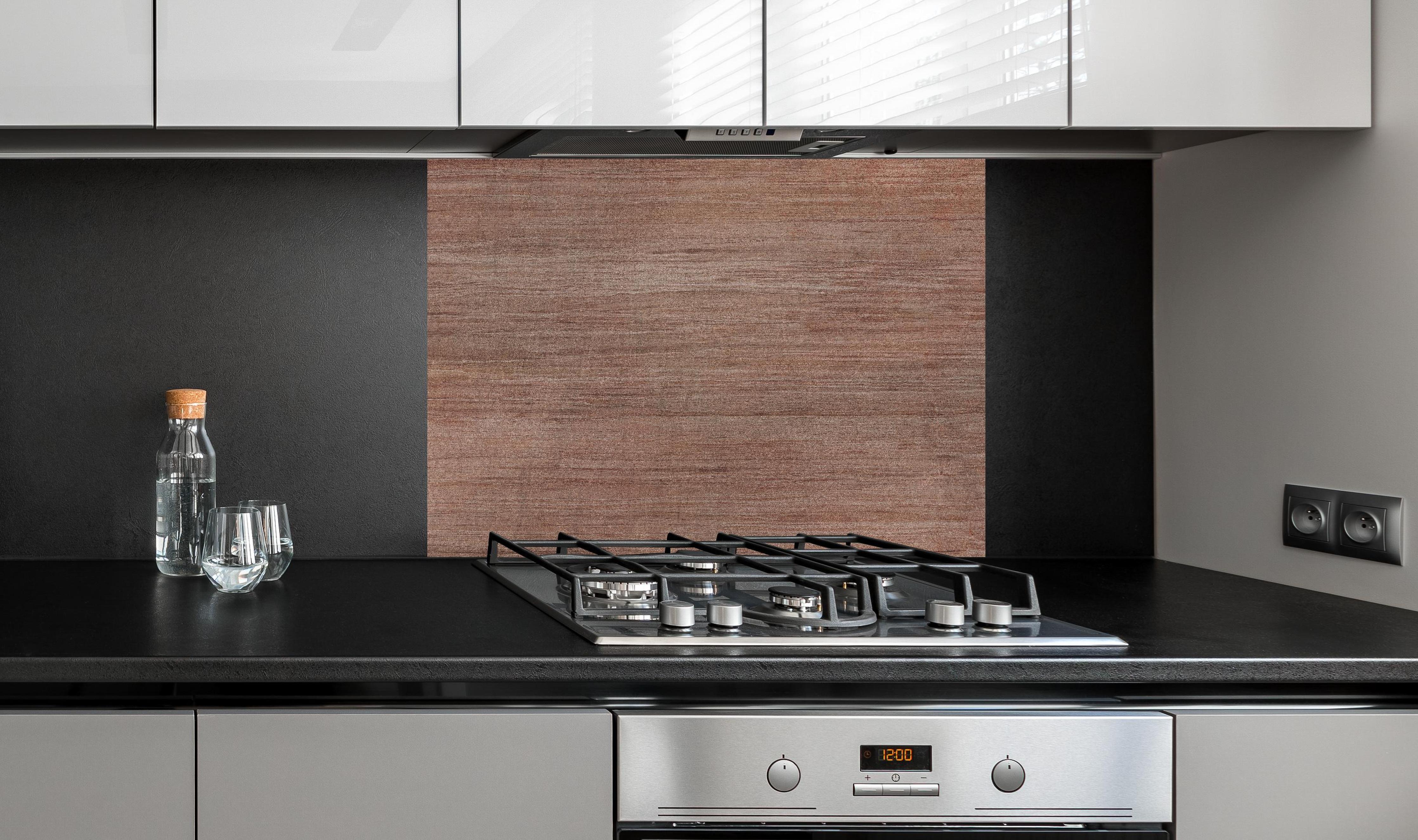 Spritzschutz - Abstraktes bräunlich dunkles Holz hinter einem Cerankochfeld zwischen Holz-Kochutensilien