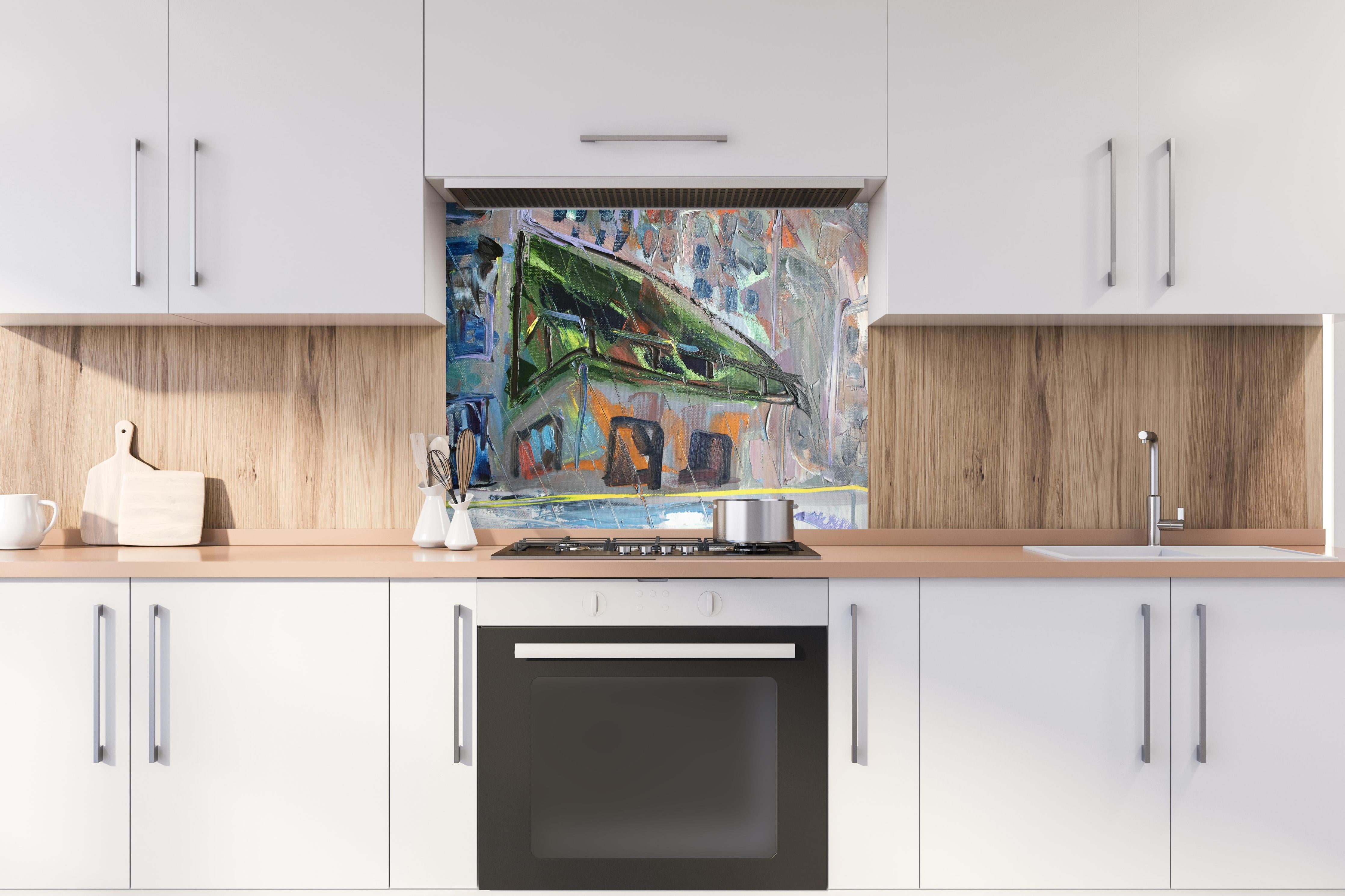 Spritzschutz - Acryl Farben Kunst - Gebäude hinter einem Cerankochfeld zwischen Holz-Kochutensilien