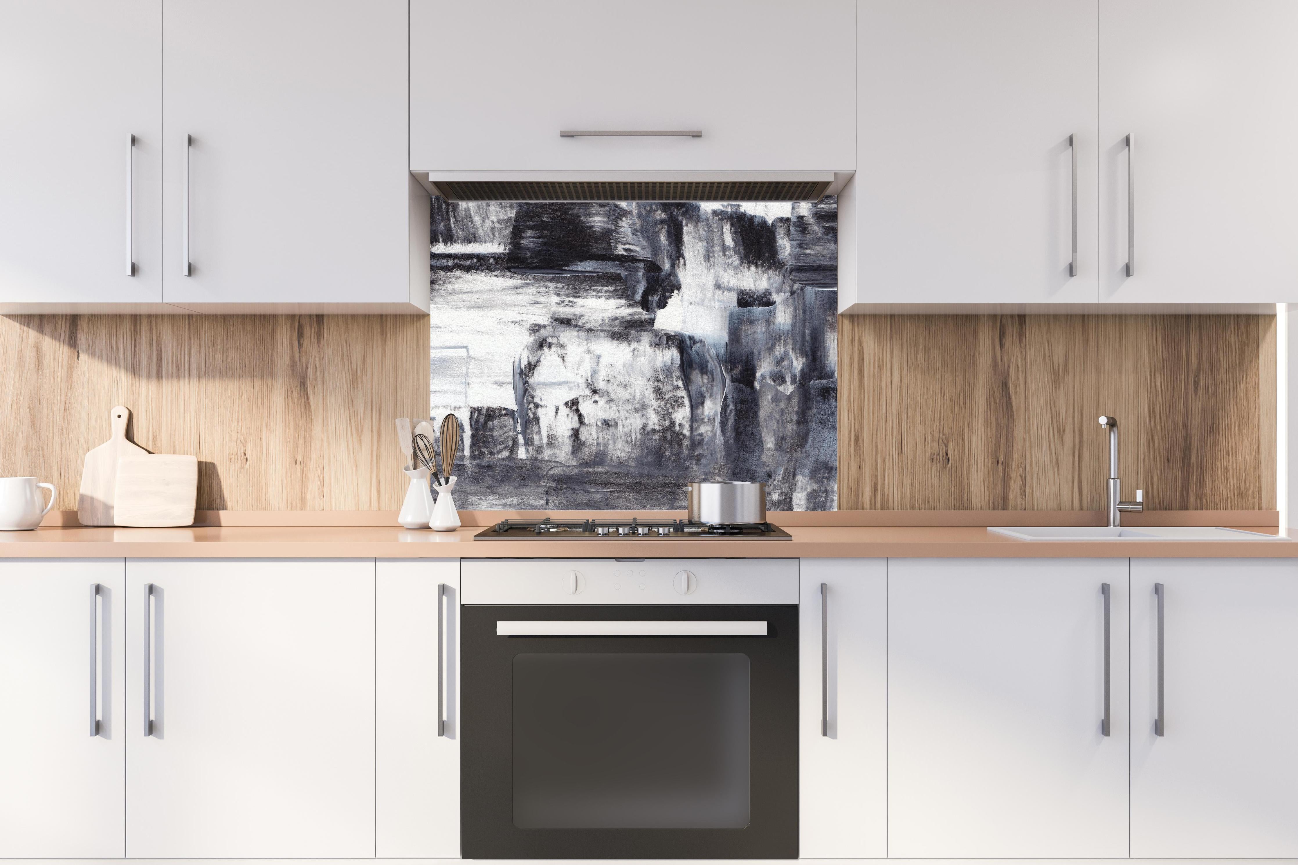 Spritzschutz - Acryl Gemälde - Schwarz-weiß hinter einem Cerankochfeld zwischen Holz-Kochutensilien