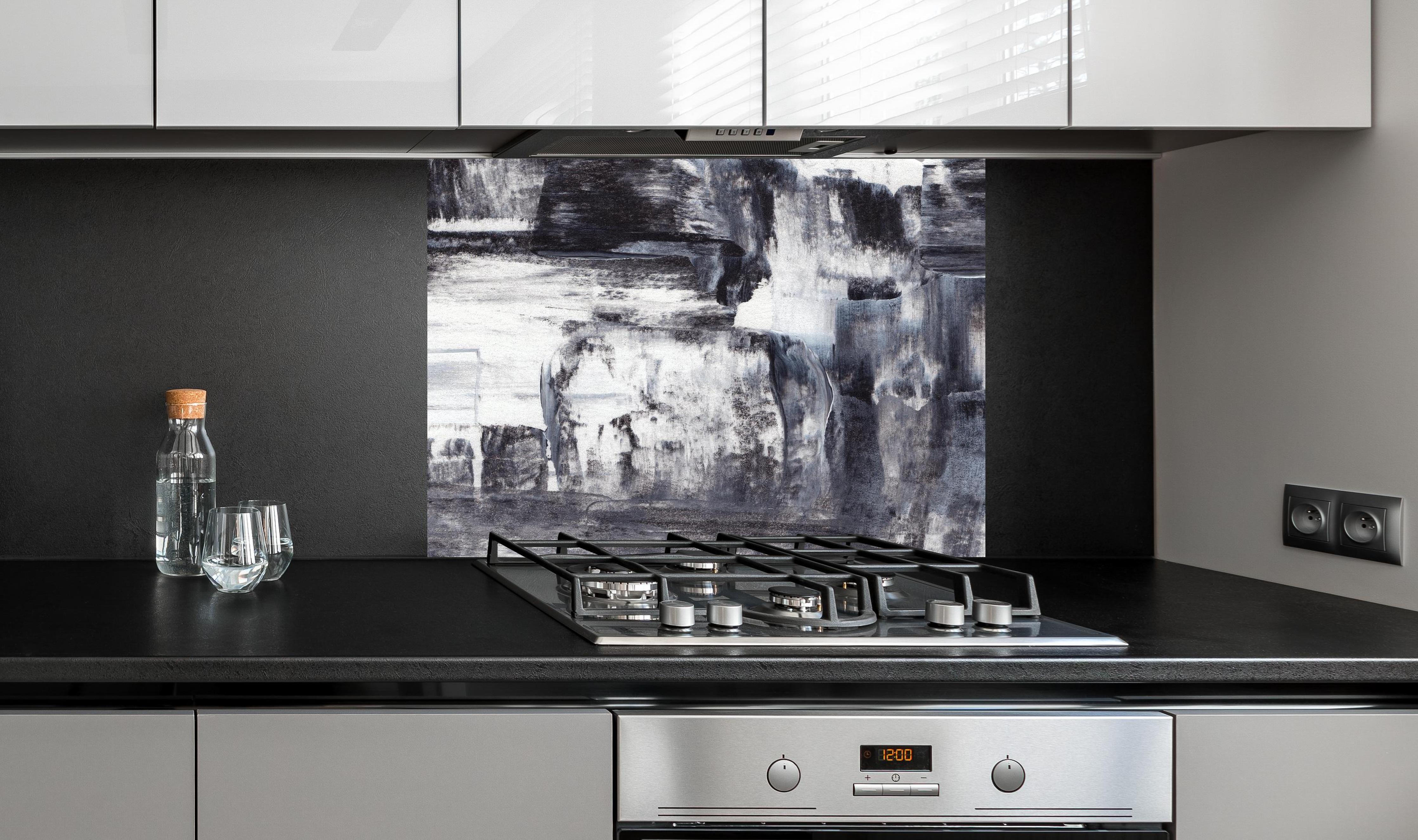 Spritzschutz - Acryl Gemälde - Schwarz-weiß hinter einem Cerankochfeld zwischen Holz-Kochutensilien