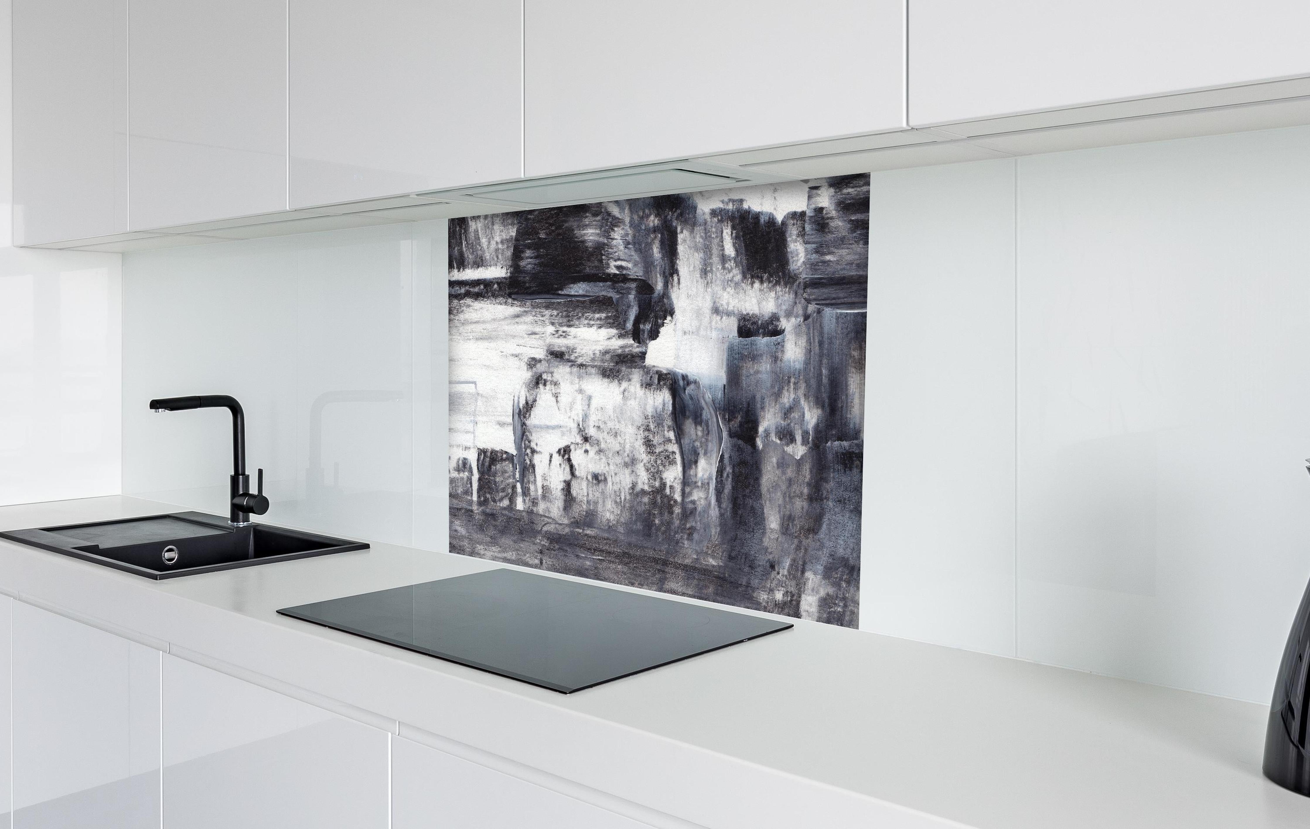 Spritzschutz - Acryl Gemälde - Schwarz-weiß hinter einem Cerankochfeld zwischen Holz-Kochutensilien