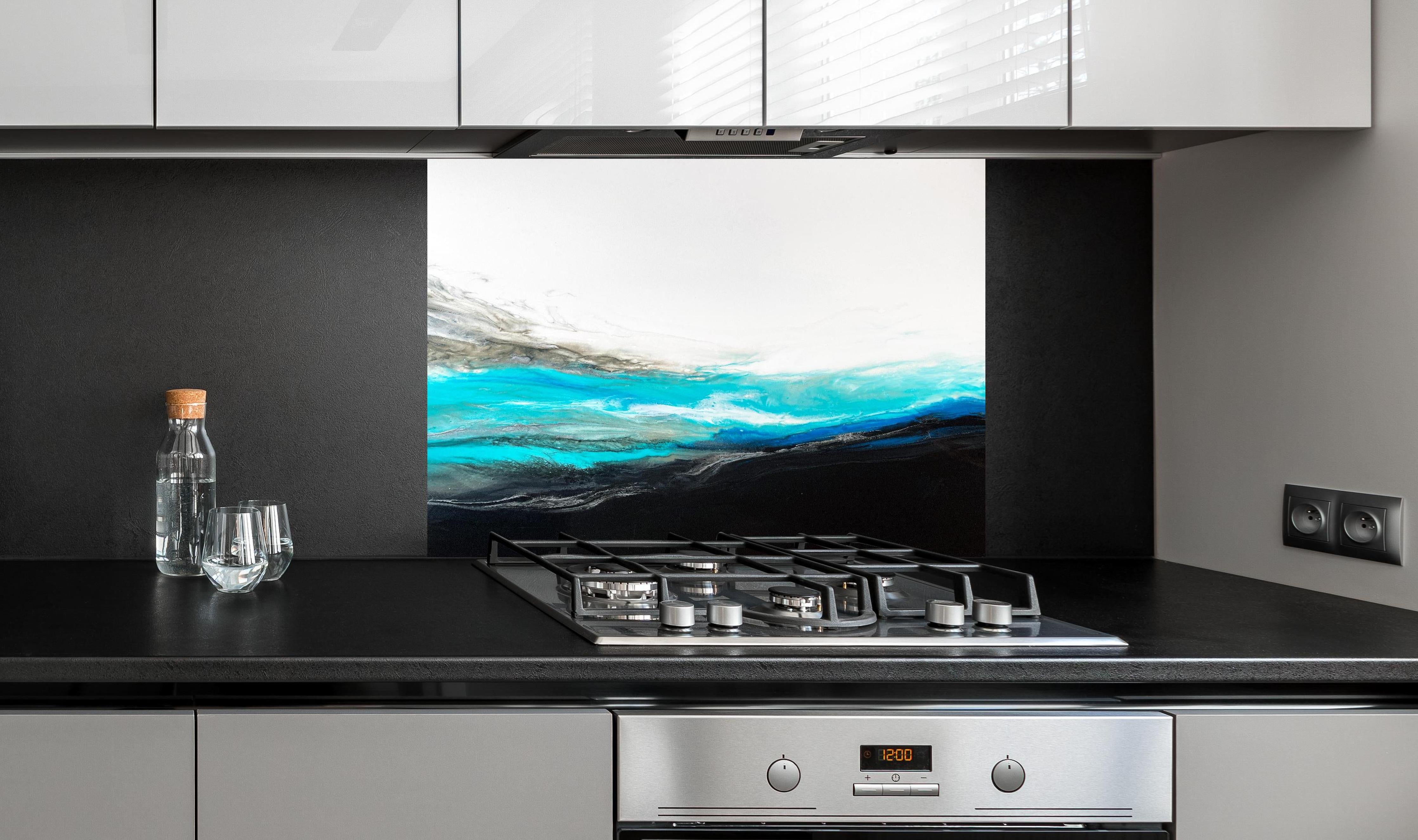 Spritzschutz - Acryl Gemälde - Wellen hinter einem Cerankochfeld zwischen Holz-Kochutensilien