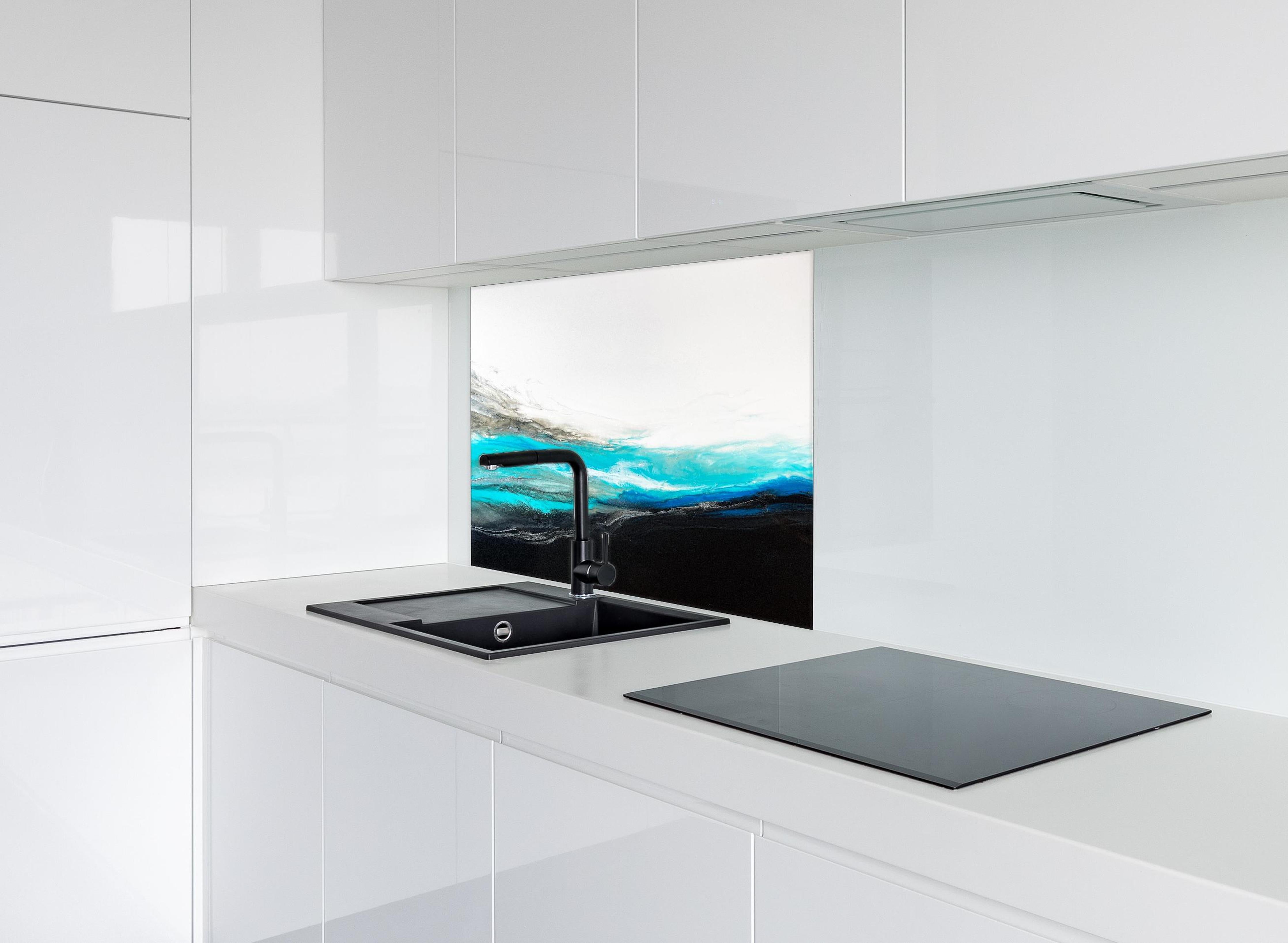 Spritzschutz - Acryl Gemälde - Wellen hinter einem Cerankochfeld zwischen Holz-Kochutensilien