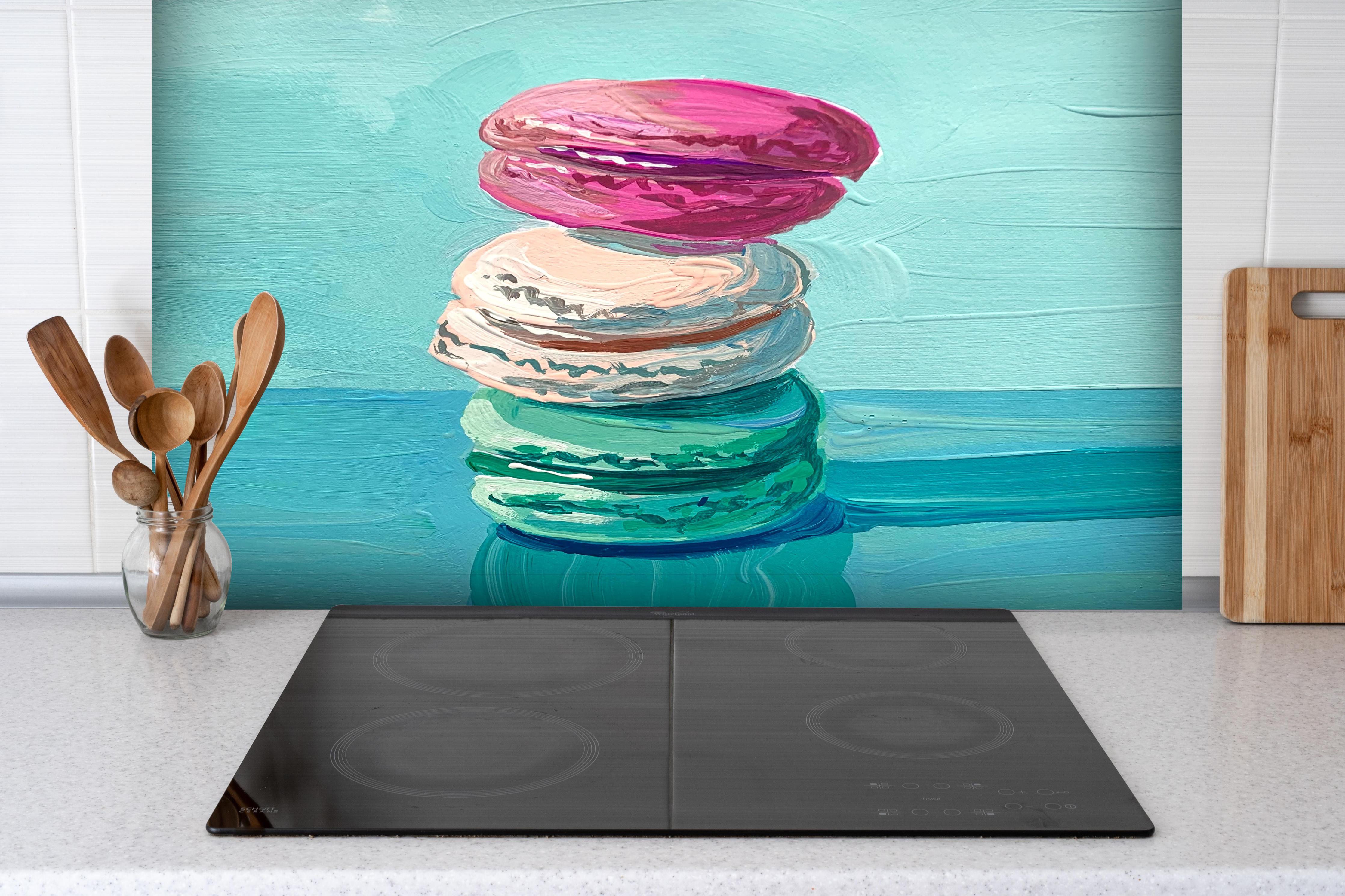 Spritzschutz - Acryl Macarons - Bunt hinter einem Cerankochfeld zwischen Holz-Kochutensilien