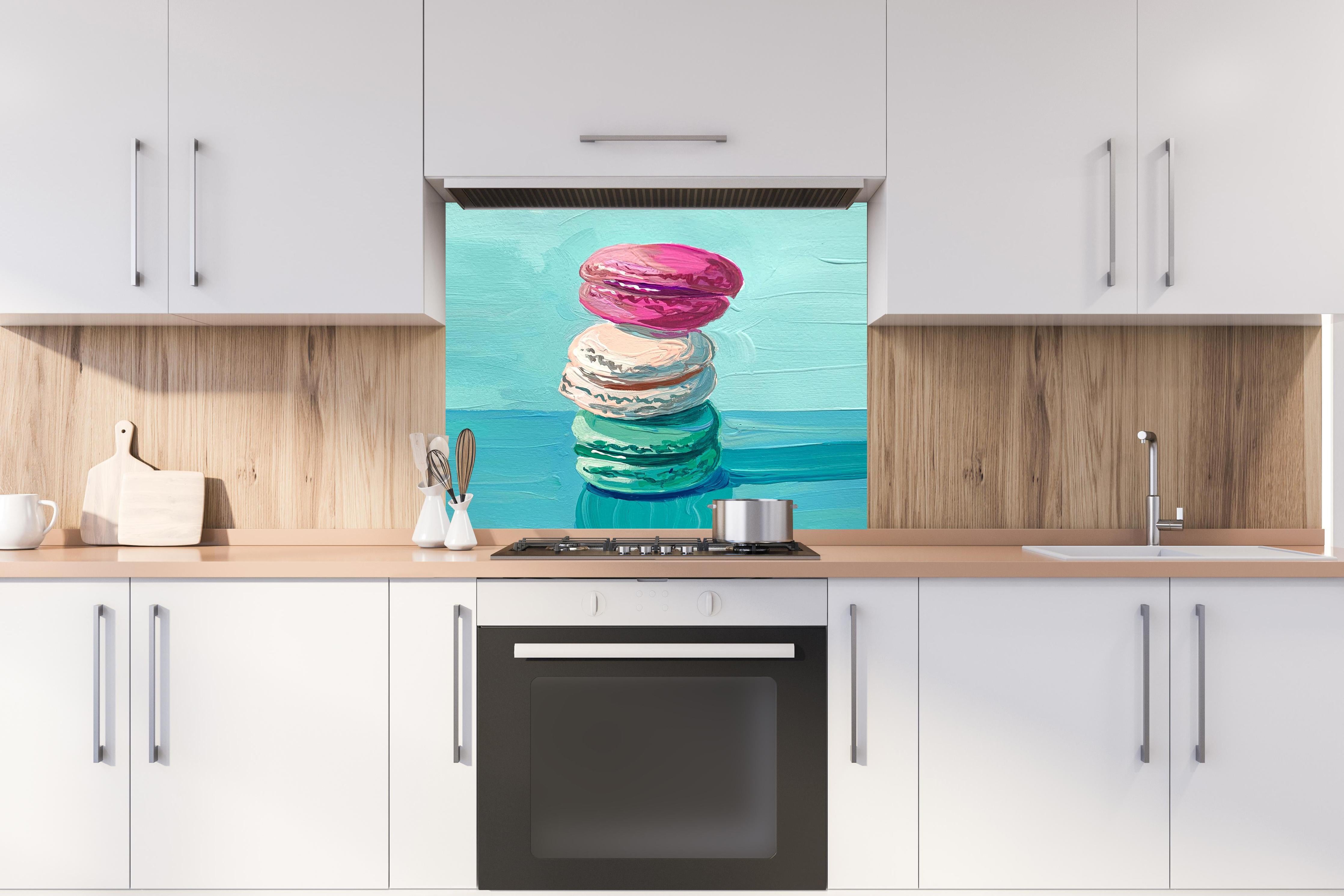 Spritzschutz - Acryl Macarons - Bunt hinter einem Cerankochfeld zwischen Holz-Kochutensilien