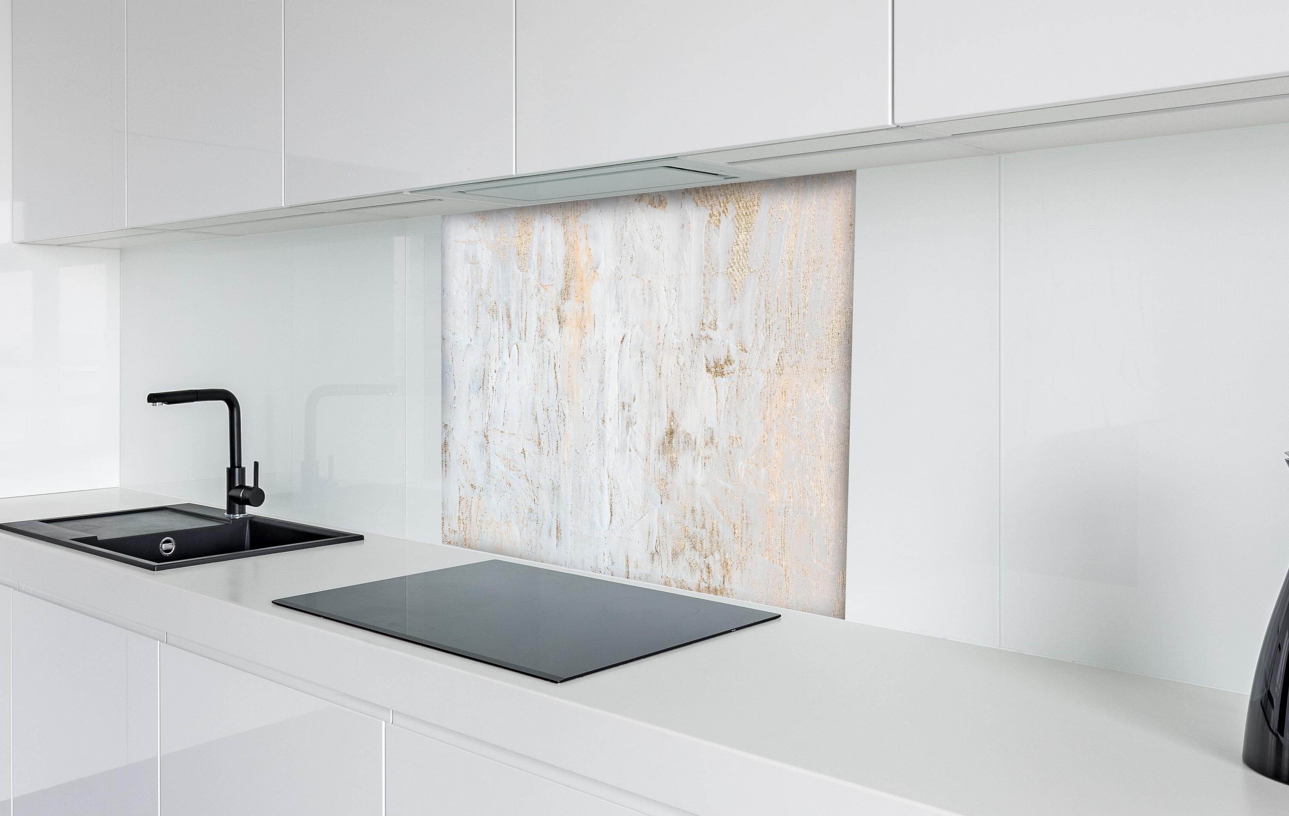 Spritzschutz - Acrylfarben Kunst - weißer Ton hinter einem Cerankochfeld zwischen Holz-Kochutensilien