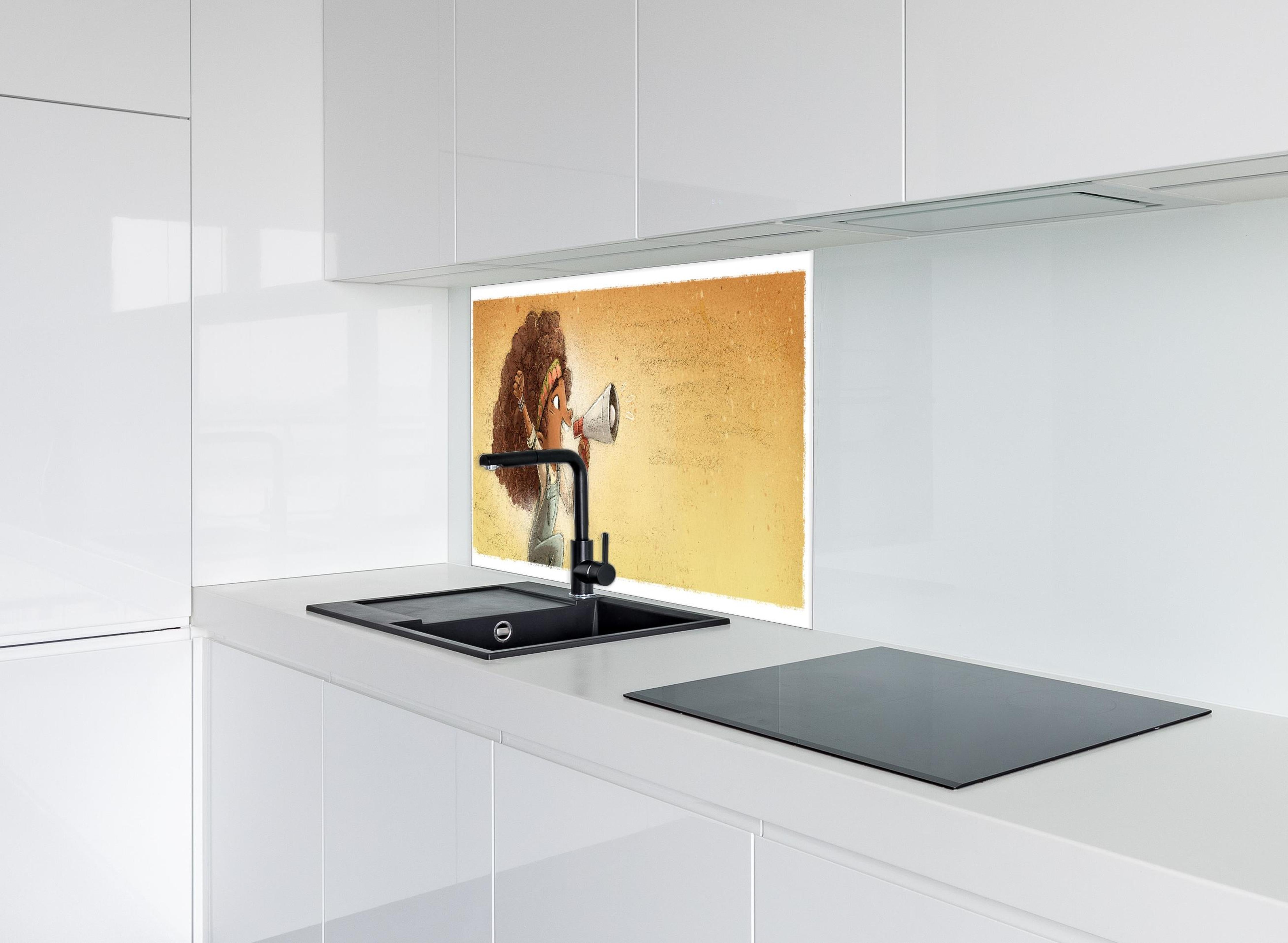 Spritzschutz - Afroamerikanisches Mädchen mit einem Megaphon hinter einem Cerankochfeld zwischen Holz-Kochutensilien