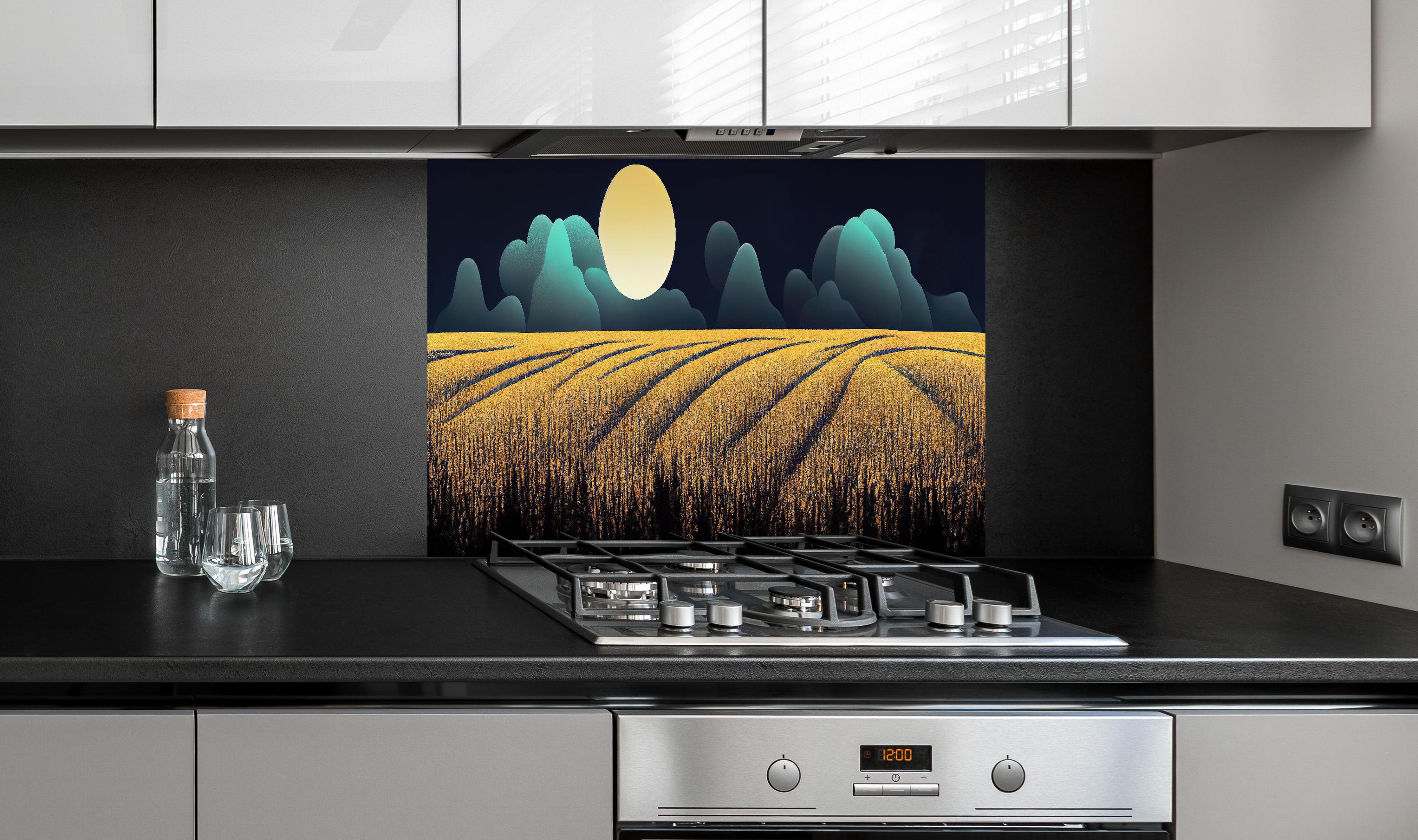 Spritzschutz - Agrarfeld bei Nacht mit Mond Wallpaper hinter einem Cerankochfeld zwischen Holz-Kochutensilien