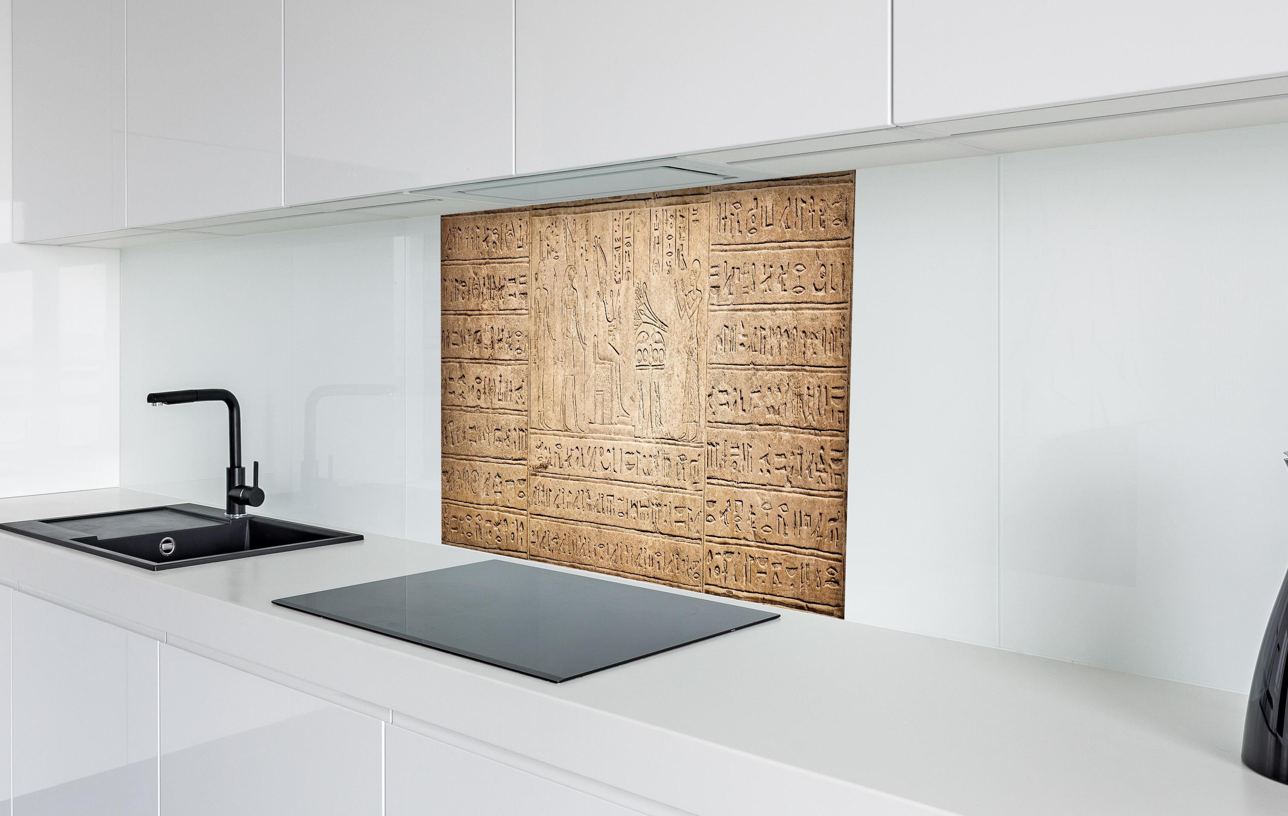 Spritzschutz - Ägyptische Hieroglyphen auf Sandstein hinter einem Cerankochfeld zwischen Holz-Kochutensilien