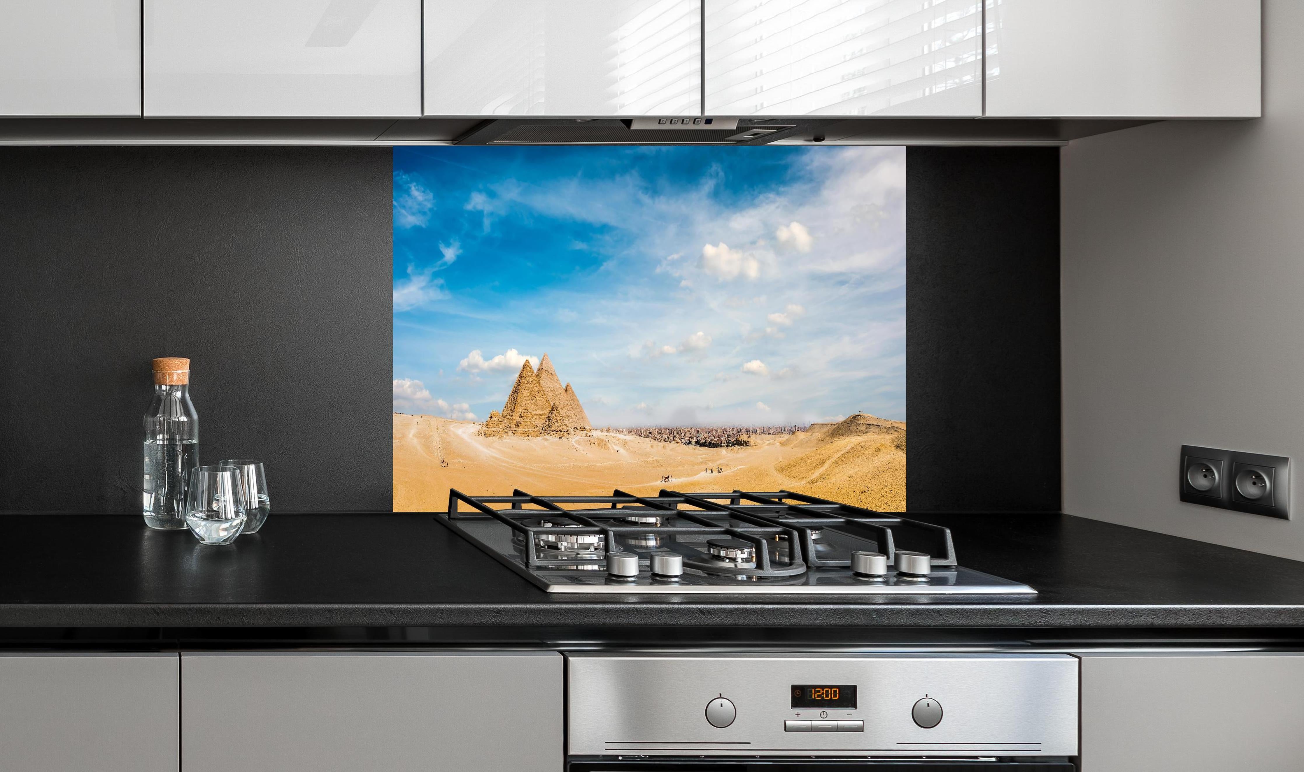 Spritzschutz - Ägyptische Pyramiden von Gizeh Panorama hinter einem Cerankochfeld zwischen Holz-Kochutensilien