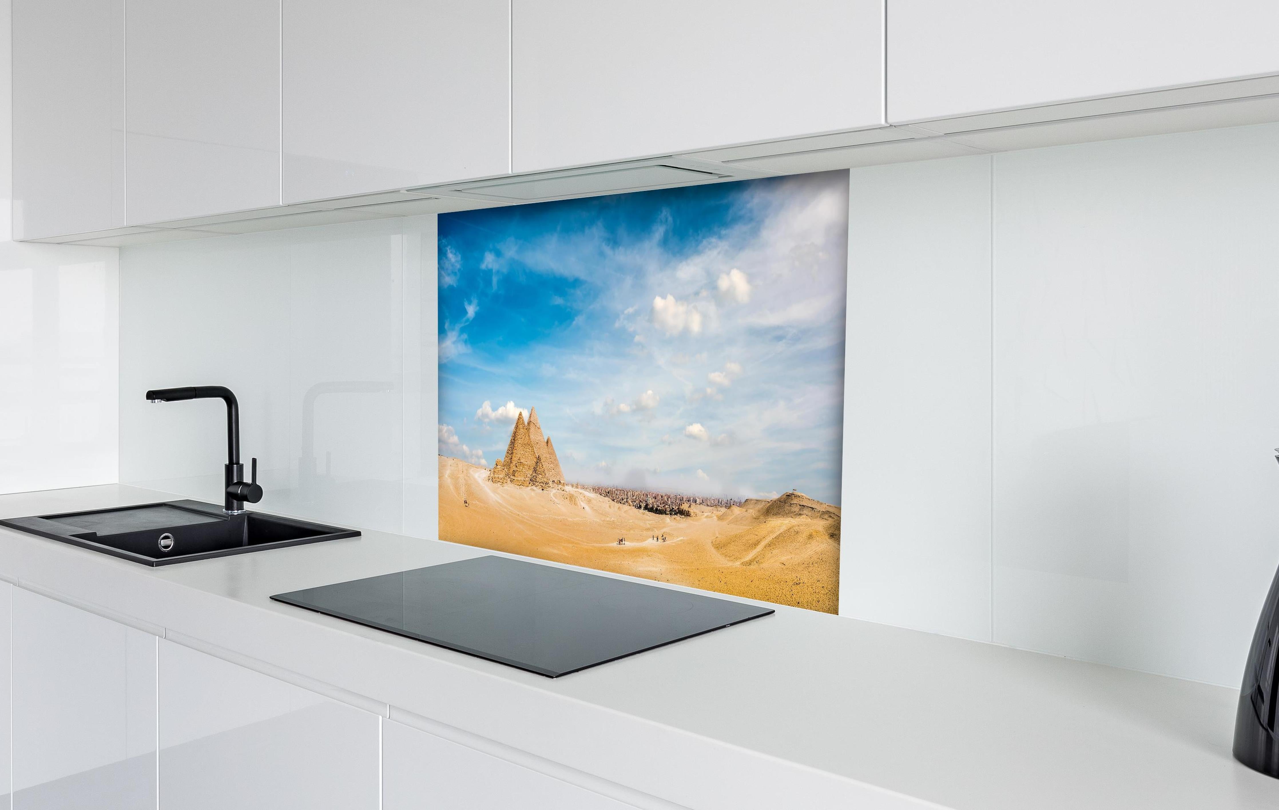 Spritzschutz - Ägyptische Pyramiden von Gizeh Panorama hinter einem Cerankochfeld zwischen Holz-Kochutensilien