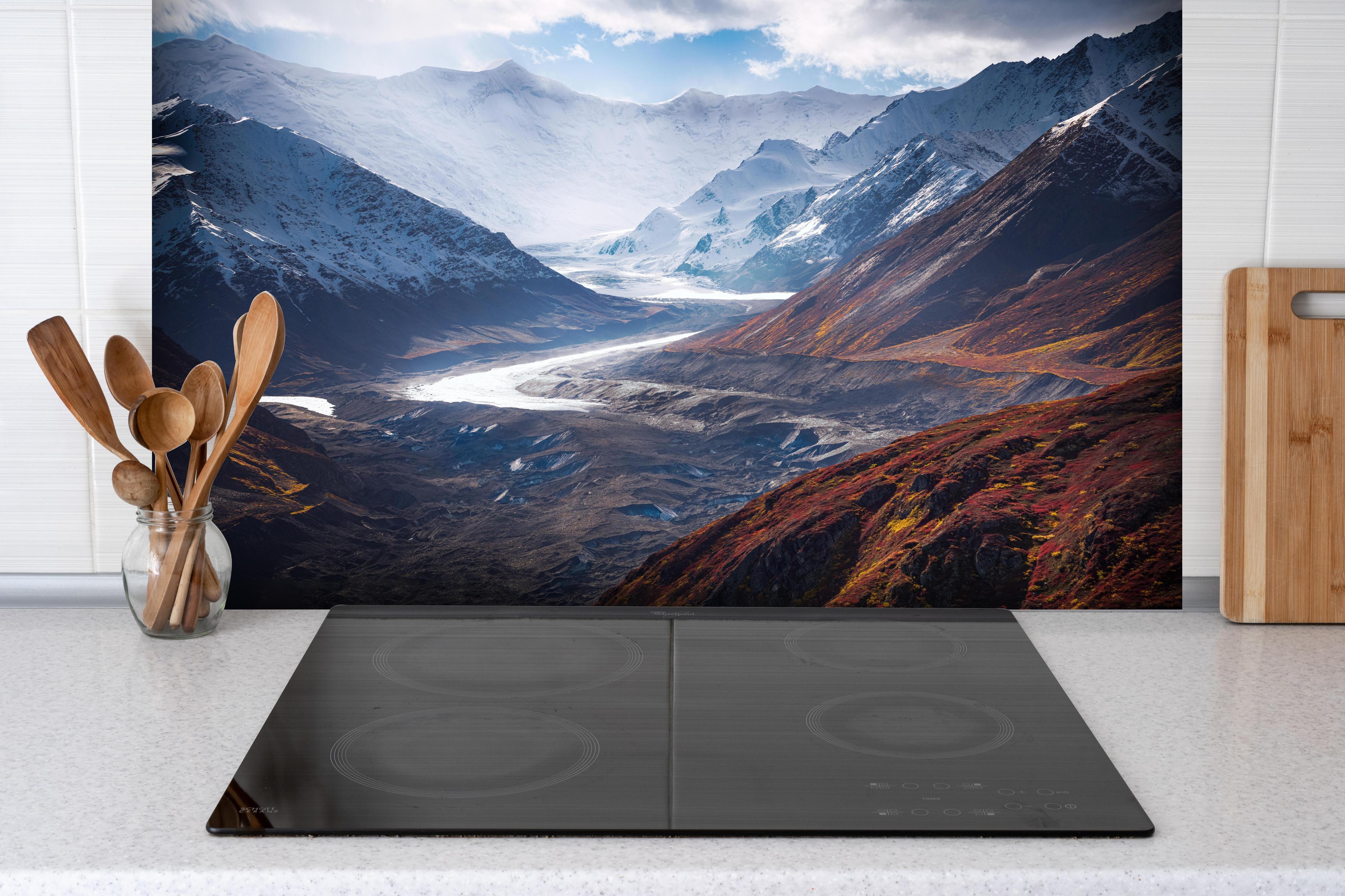 Spritzschutz - Alaska Herbst trifft Winter, Berglandschaft hinter einem Cerankochfeld zwischen Holz-Kochutensilien