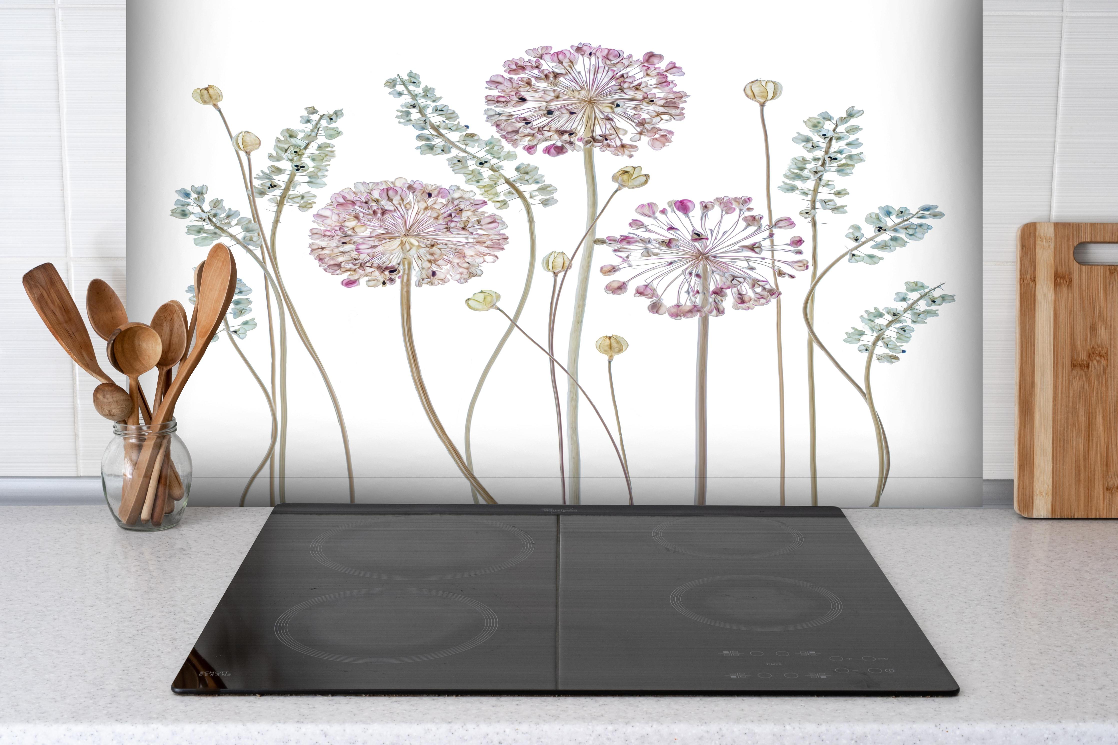 Spritzschutz - Allium Pflanzen - Floral hinter einem Cerankochfeld zwischen Holz-Kochutensilien