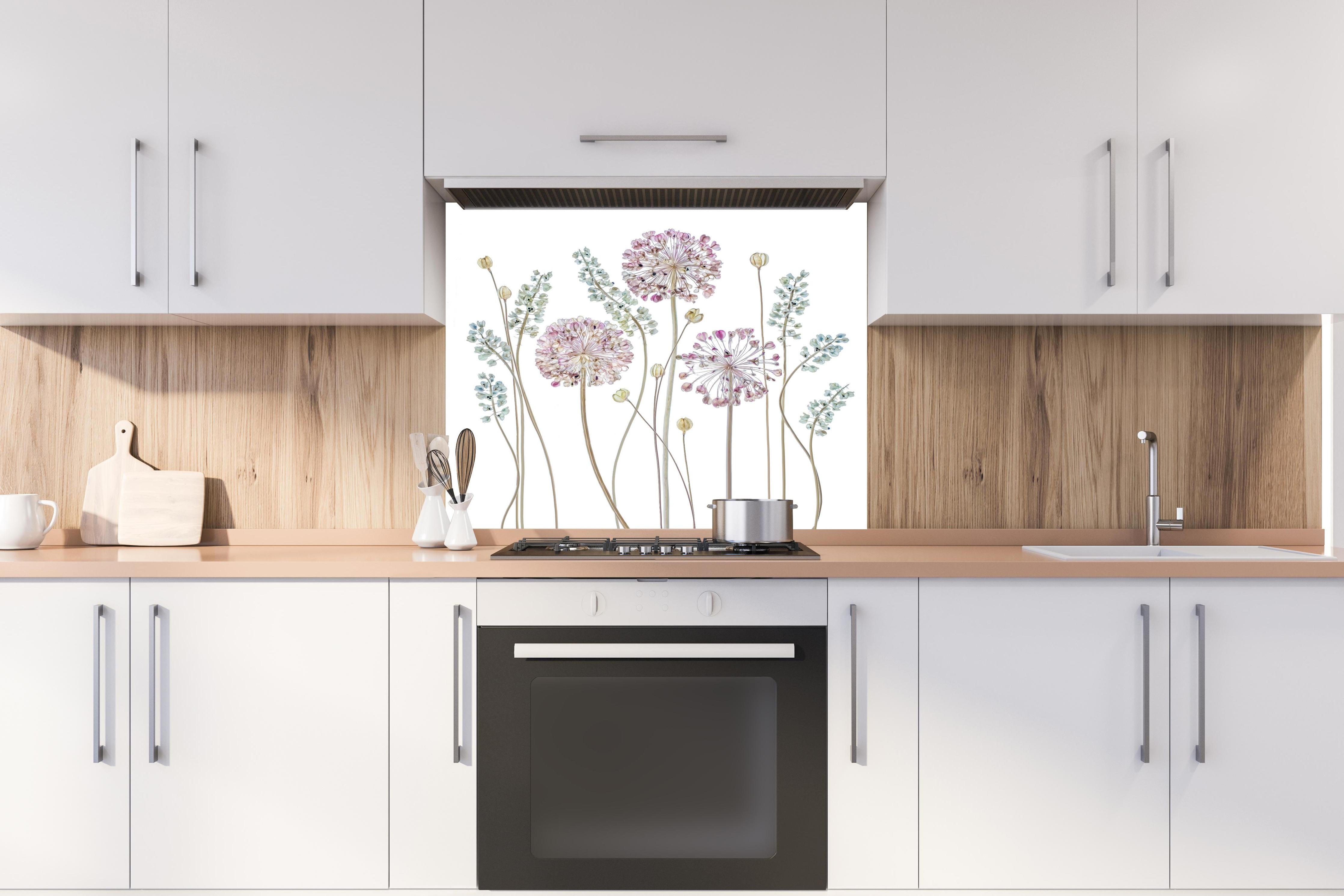Spritzschutz - Allium Pflanzen - Floral hinter einem Cerankochfeld zwischen Holz-Kochutensilien