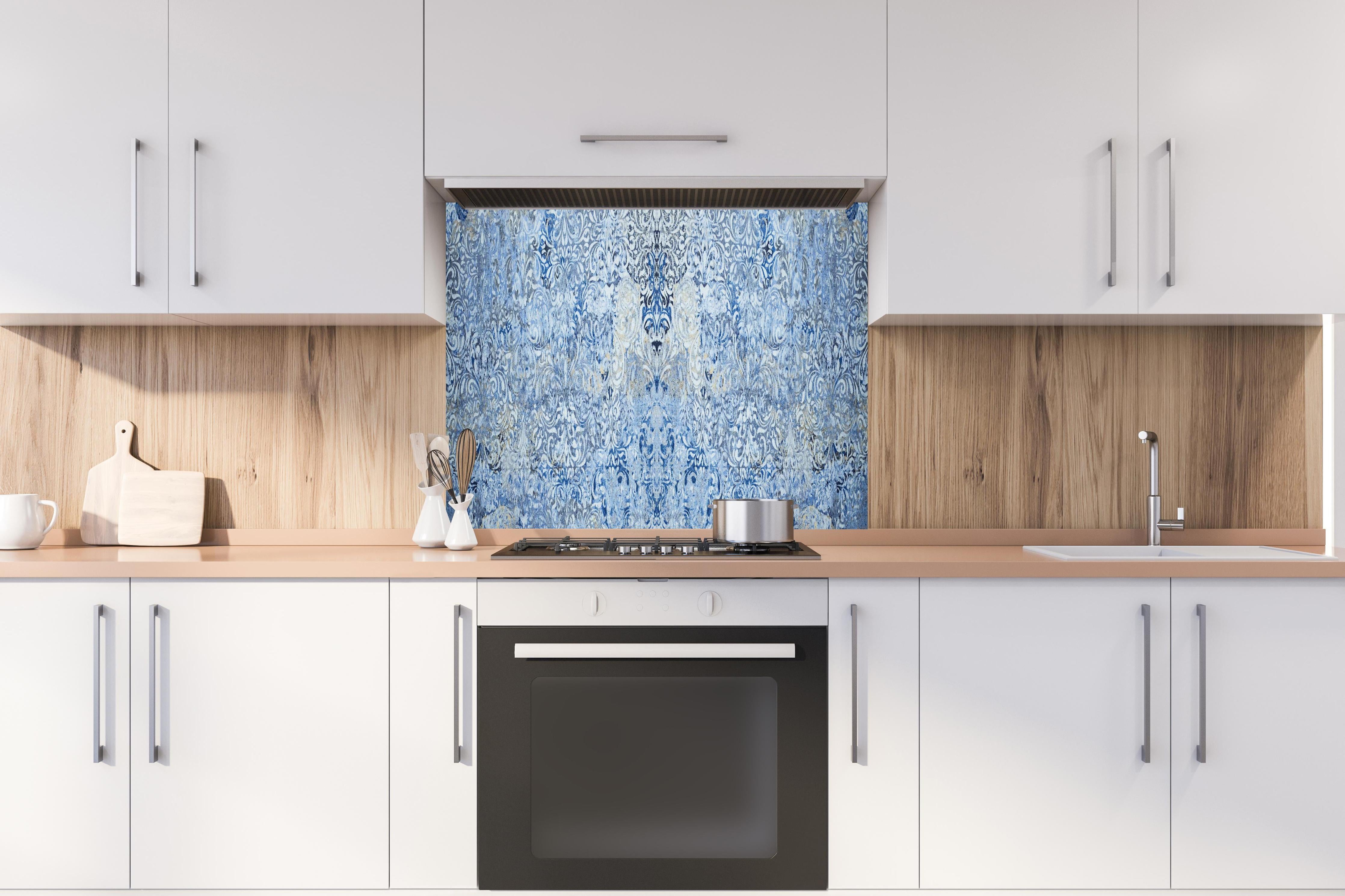 Spritzschutz - Alt blau graues vintage Fliesenmuster hinter einem Cerankochfeld zwischen Holz-Kochutensilien