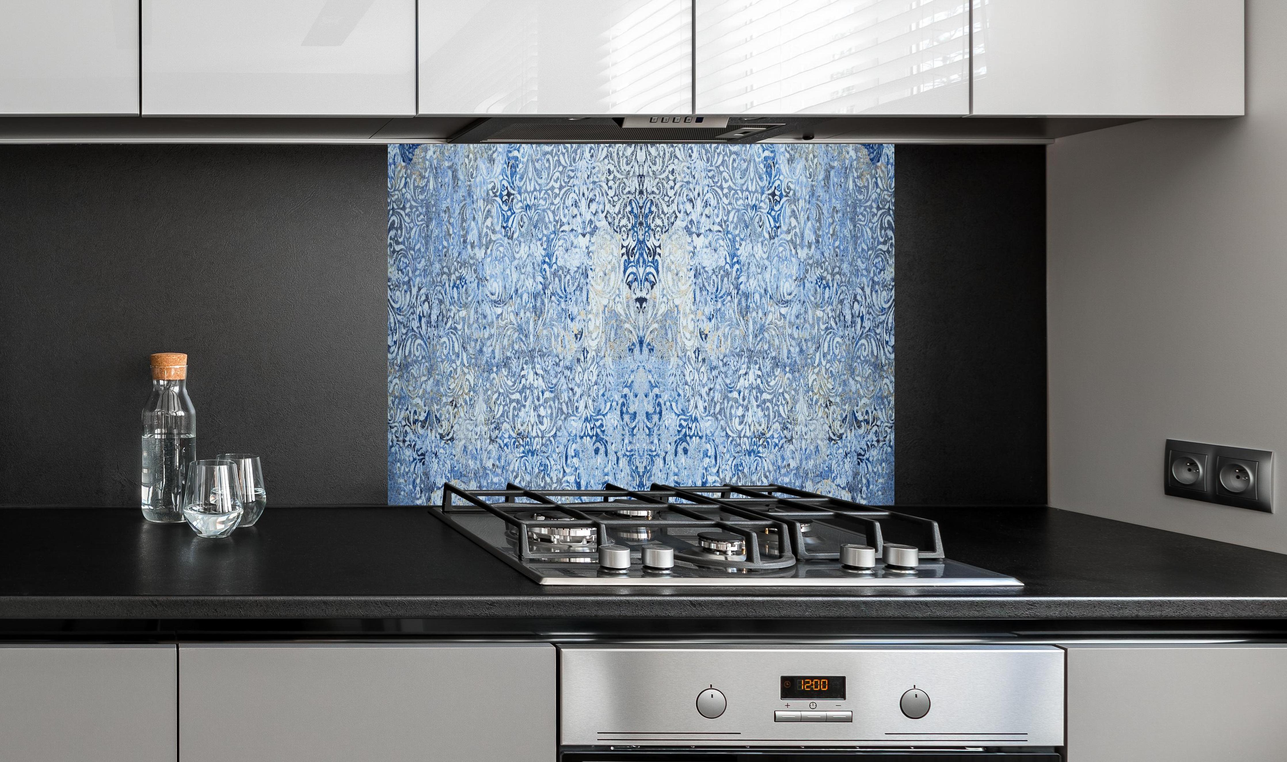 Spritzschutz - Alt blau graues vintage Fliesenmuster hinter einem Cerankochfeld zwischen Holz-Kochutensilien