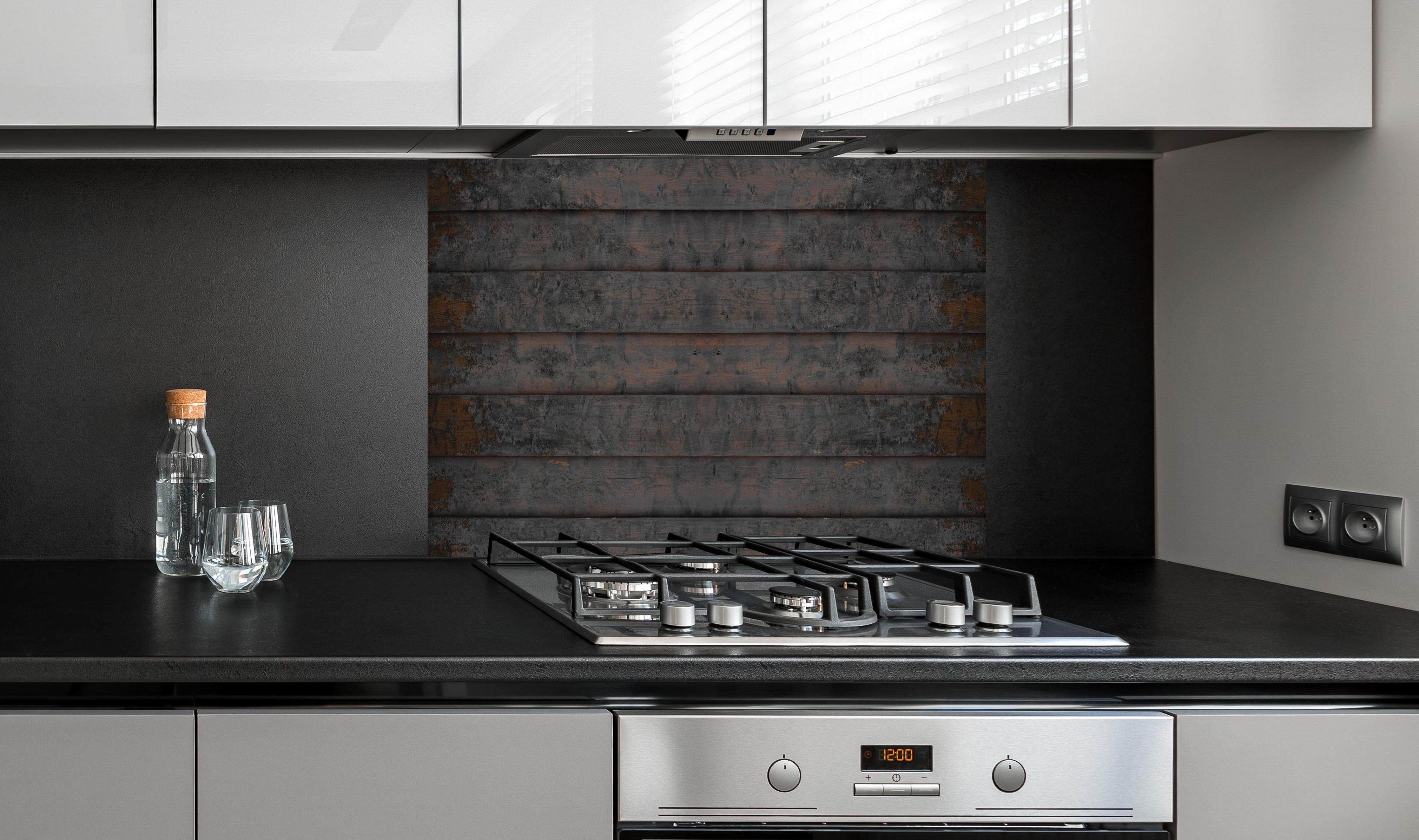 Spritzschutz - Alt braun lackierte Holzbretter hinter einem Cerankochfeld zwischen Holz-Kochutensilien