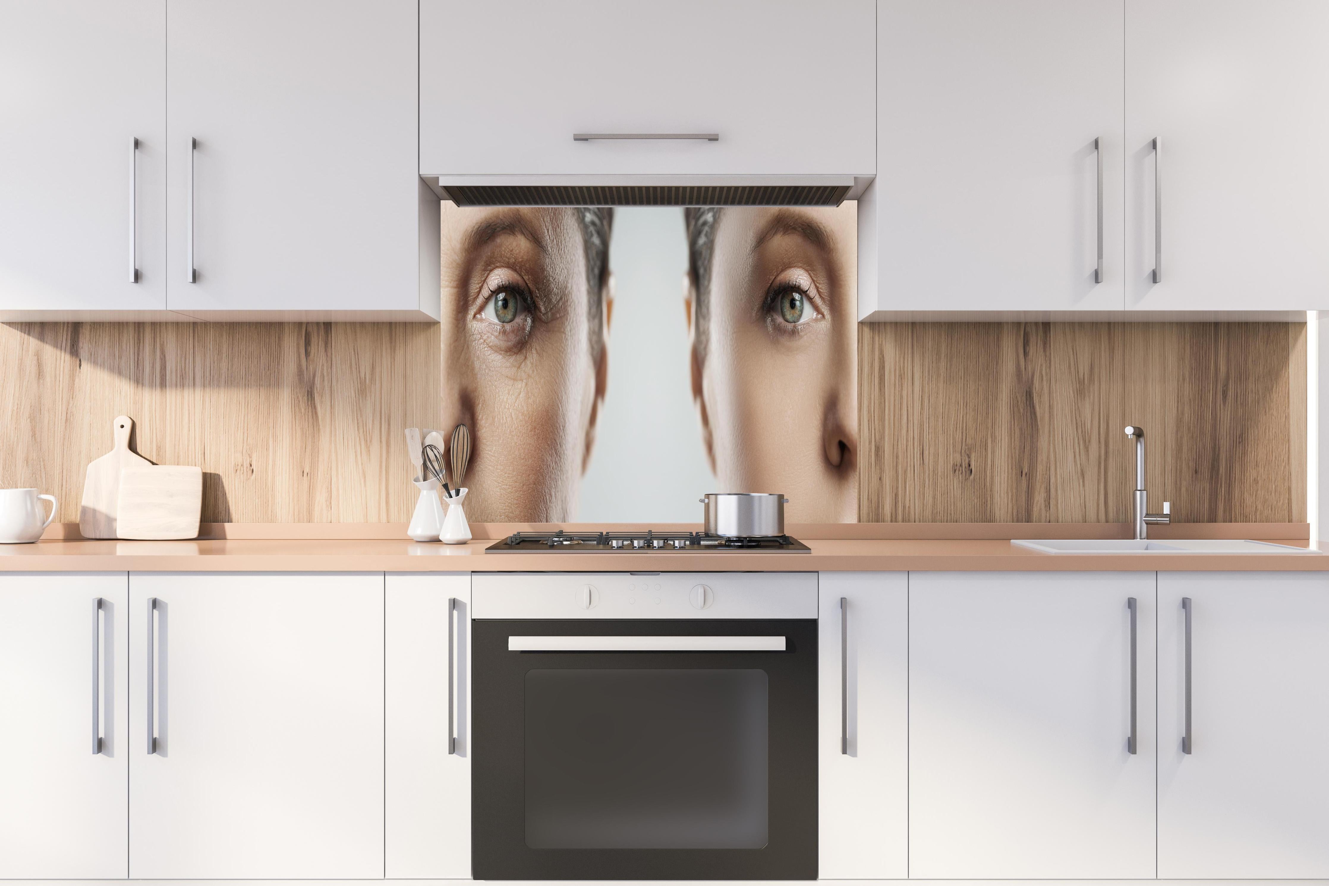 Spritzschutz - Alt und jung im Vergleich hinter einem Cerankochfeld zwischen Holz-Kochutensilien