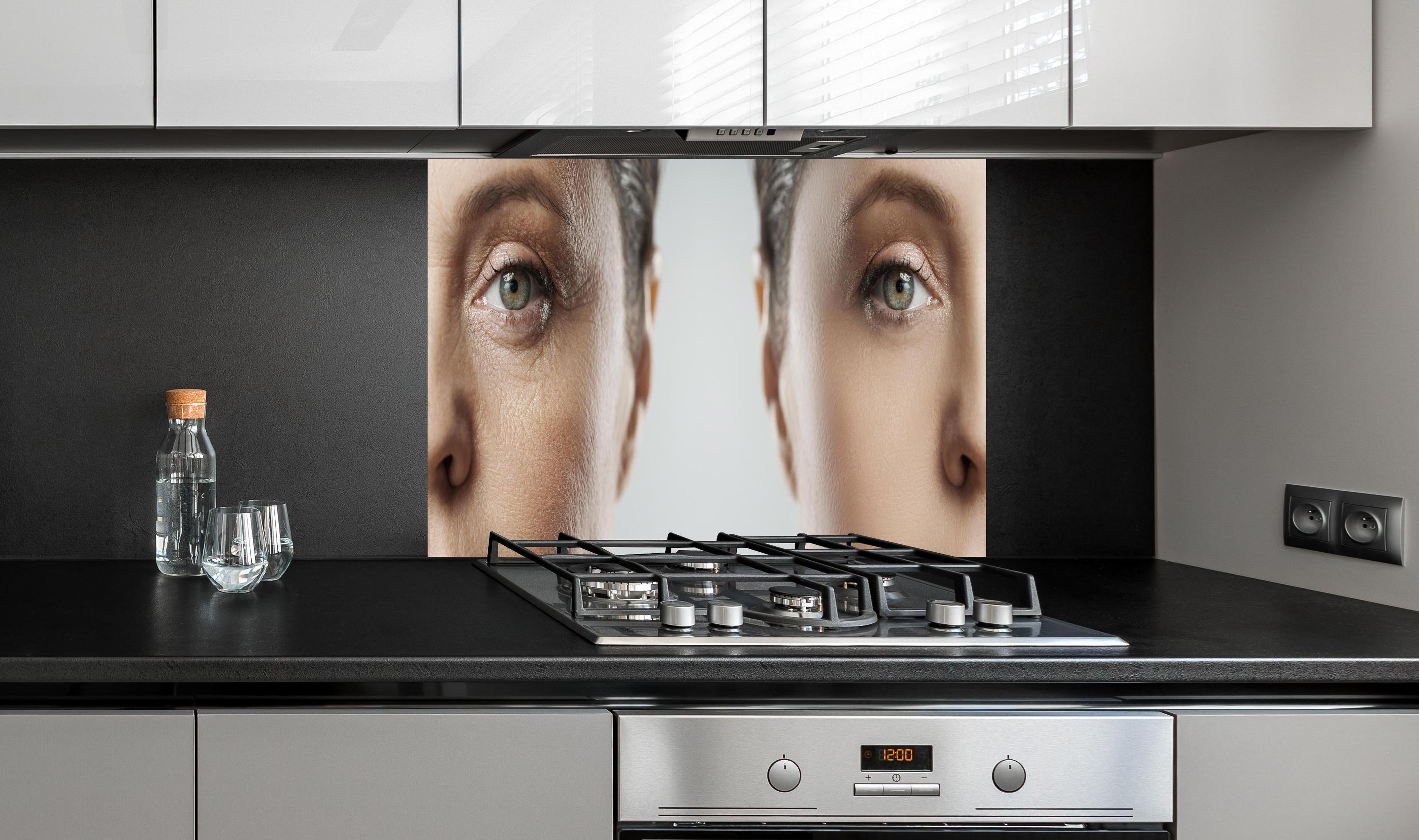 Spritzschutz - Alt und jung im Vergleich hinter einem Cerankochfeld zwischen Holz-Kochutensilien