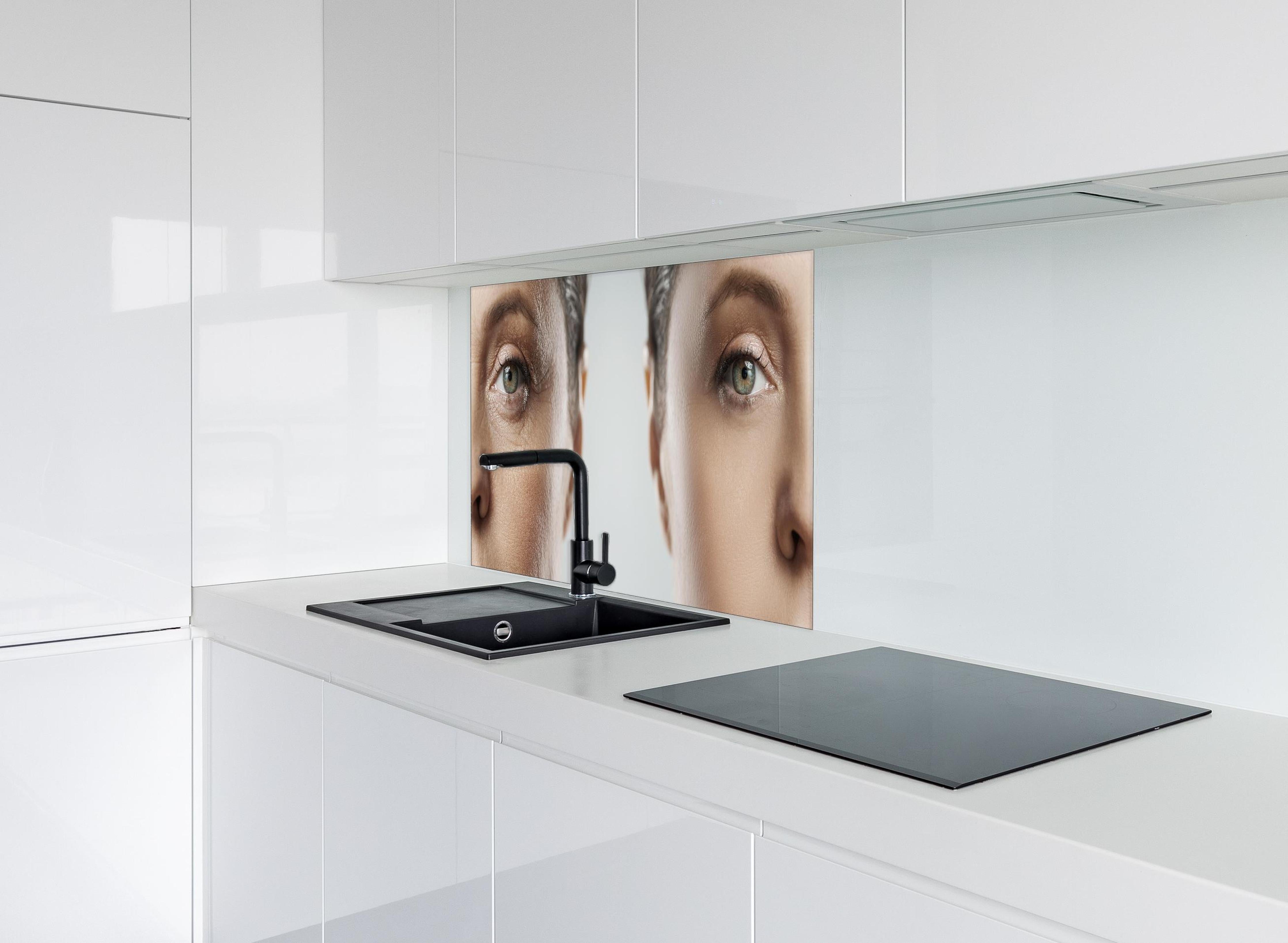 Spritzschutz - Alt und jung im Vergleich hinter einem Cerankochfeld zwischen Holz-Kochutensilien