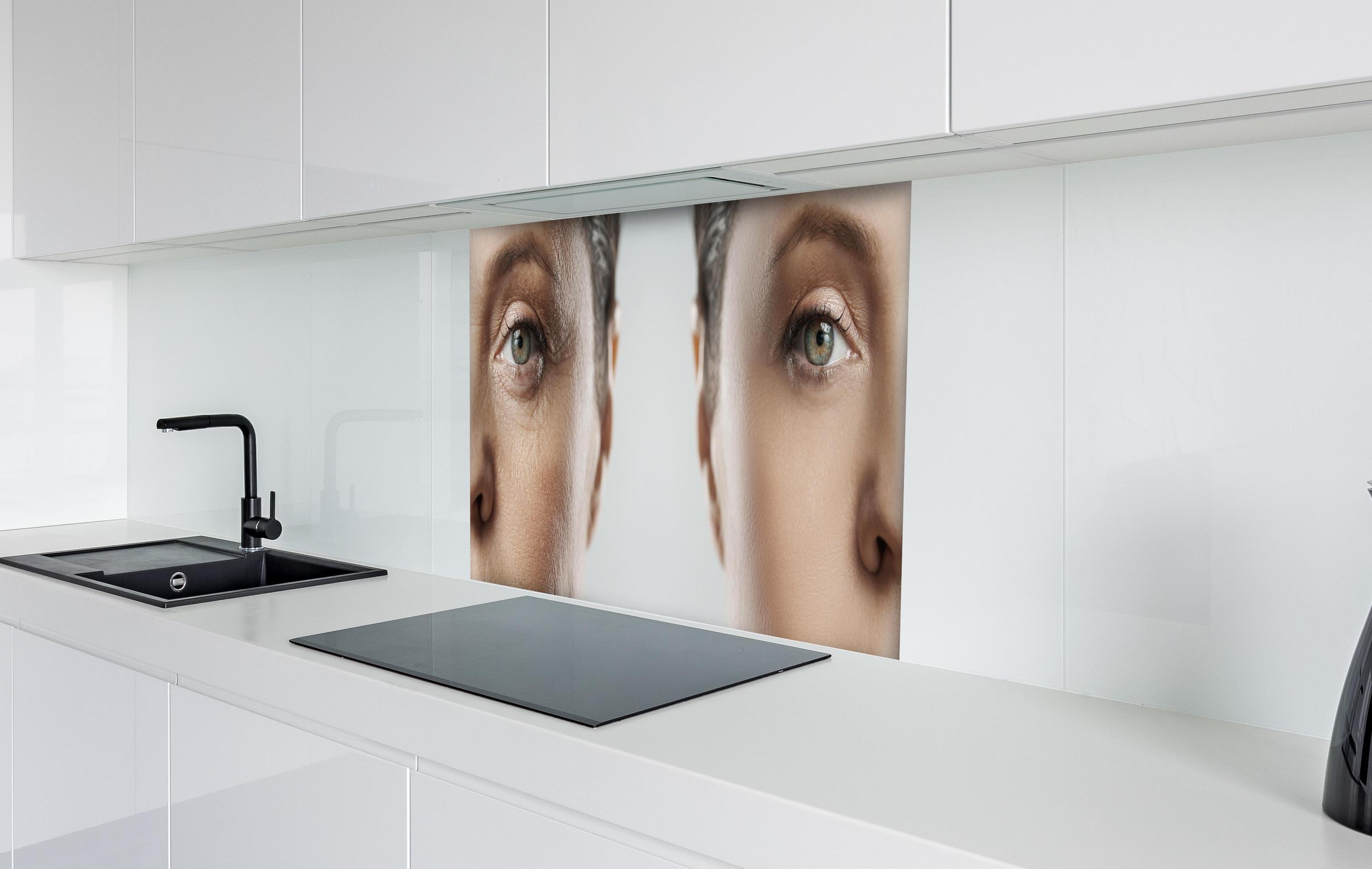 Spritzschutz - Alt und jung im Vergleich hinter einem Cerankochfeld zwischen Holz-Kochutensilien