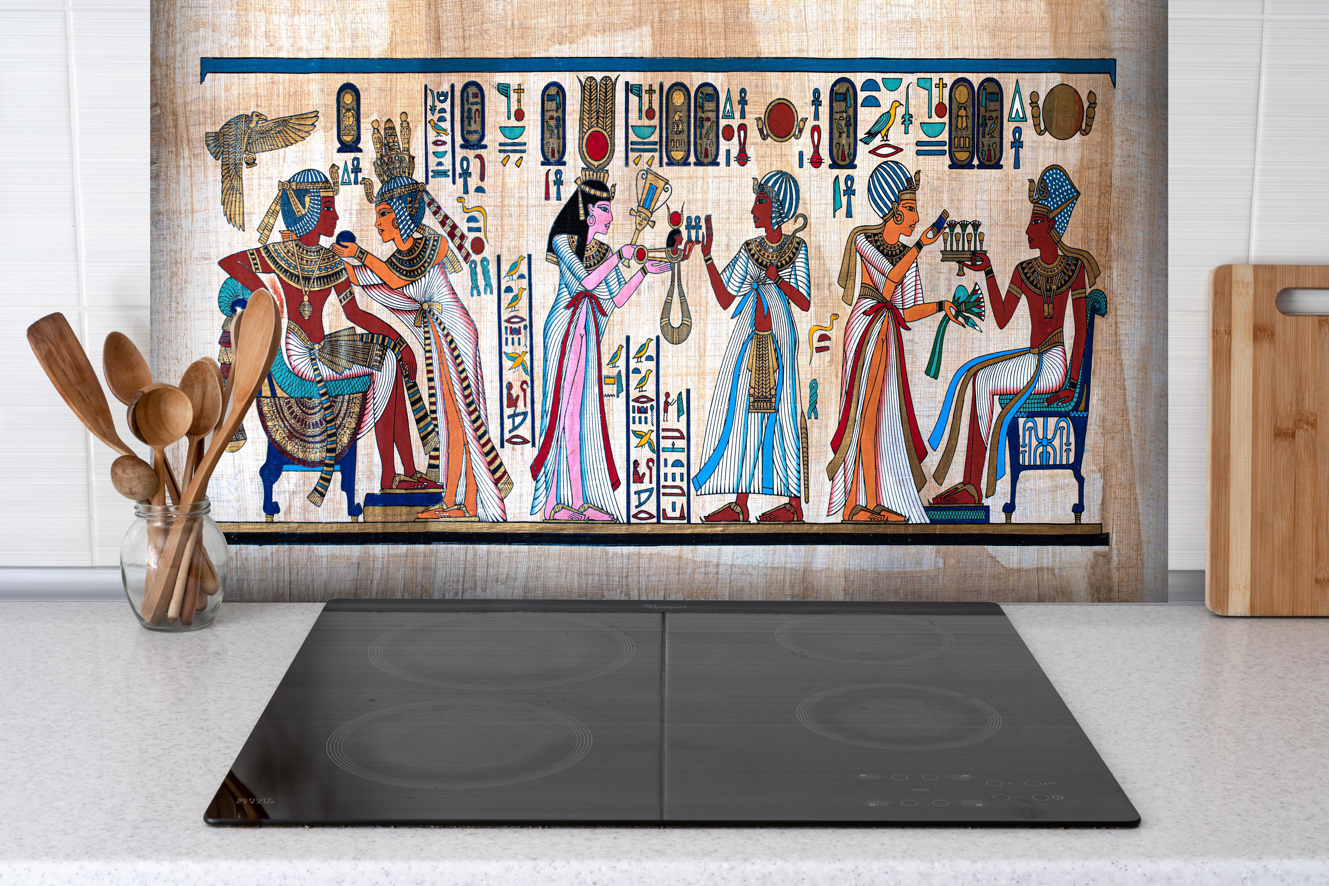 Spritzschutz - Altägyptische Malerei - Kalligraphie hinter einem Cerankochfeld zwischen Holz-Kochutensilien