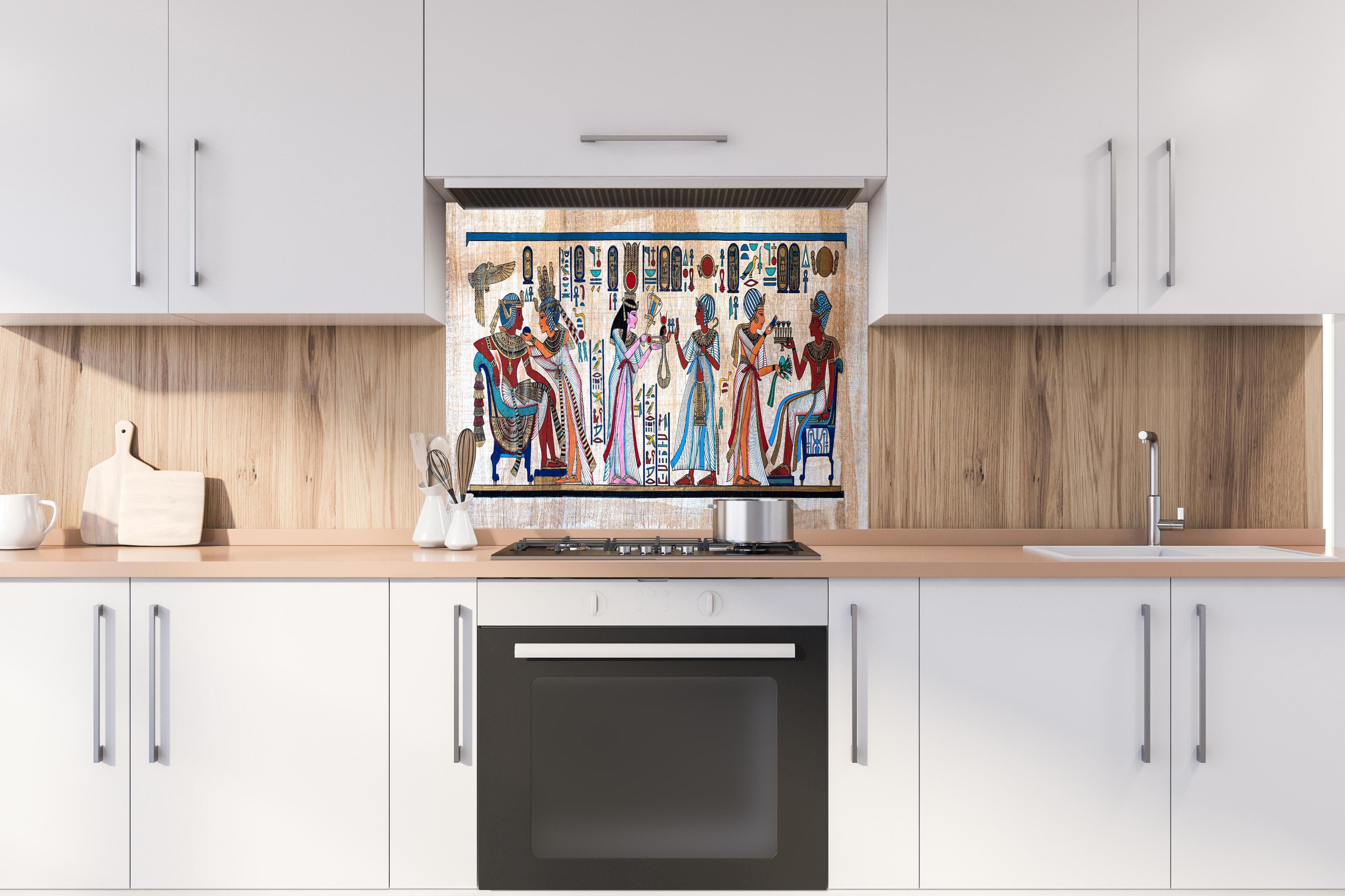 Spritzschutz - Altägyptische Malerei - Kalligraphie hinter einem Cerankochfeld zwischen Holz-Kochutensilien