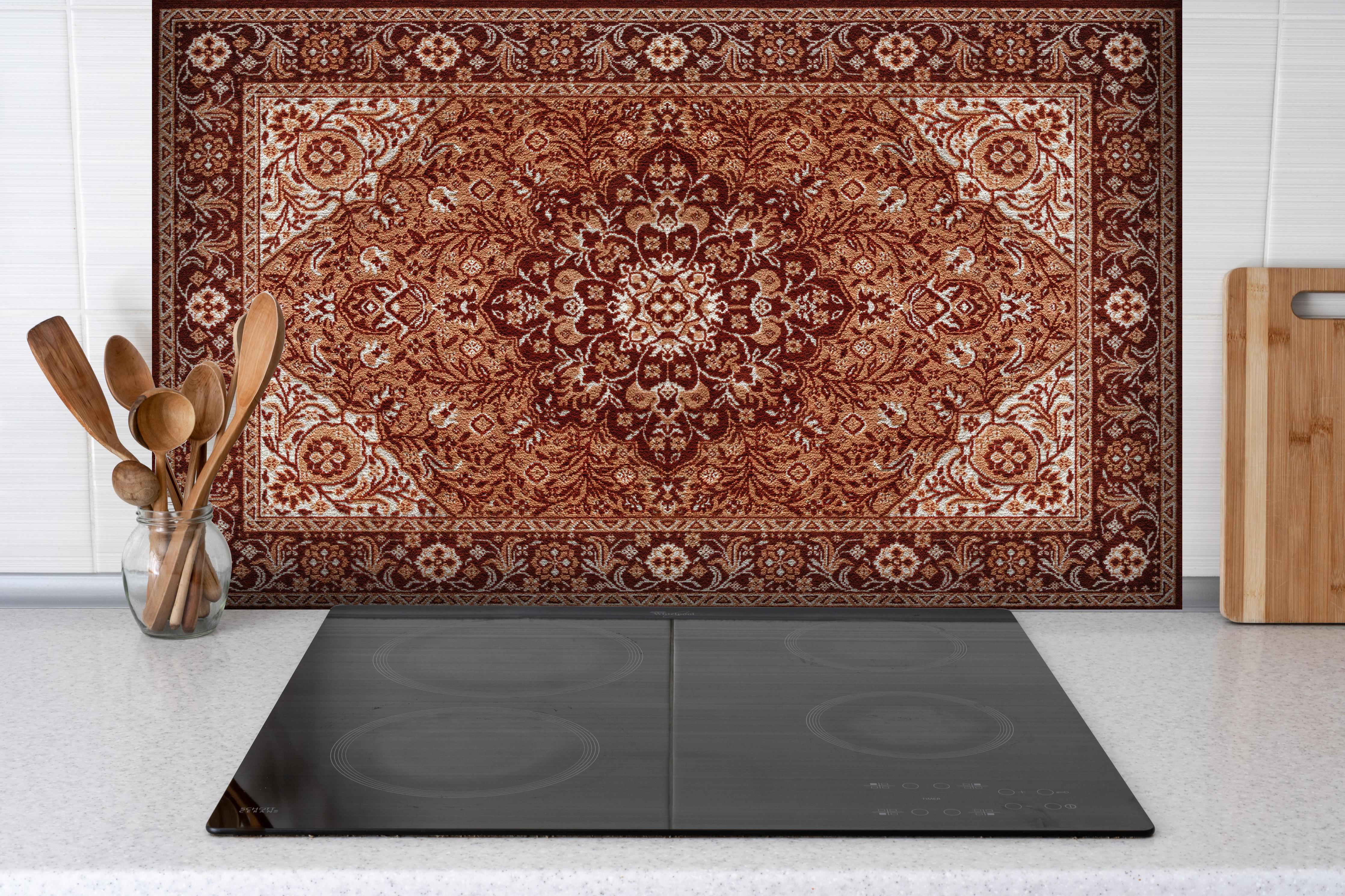 Spritzschutz - Altbrauner Perserteppich Textur hinter einem Cerankochfeld zwischen Holz-Kochutensilien