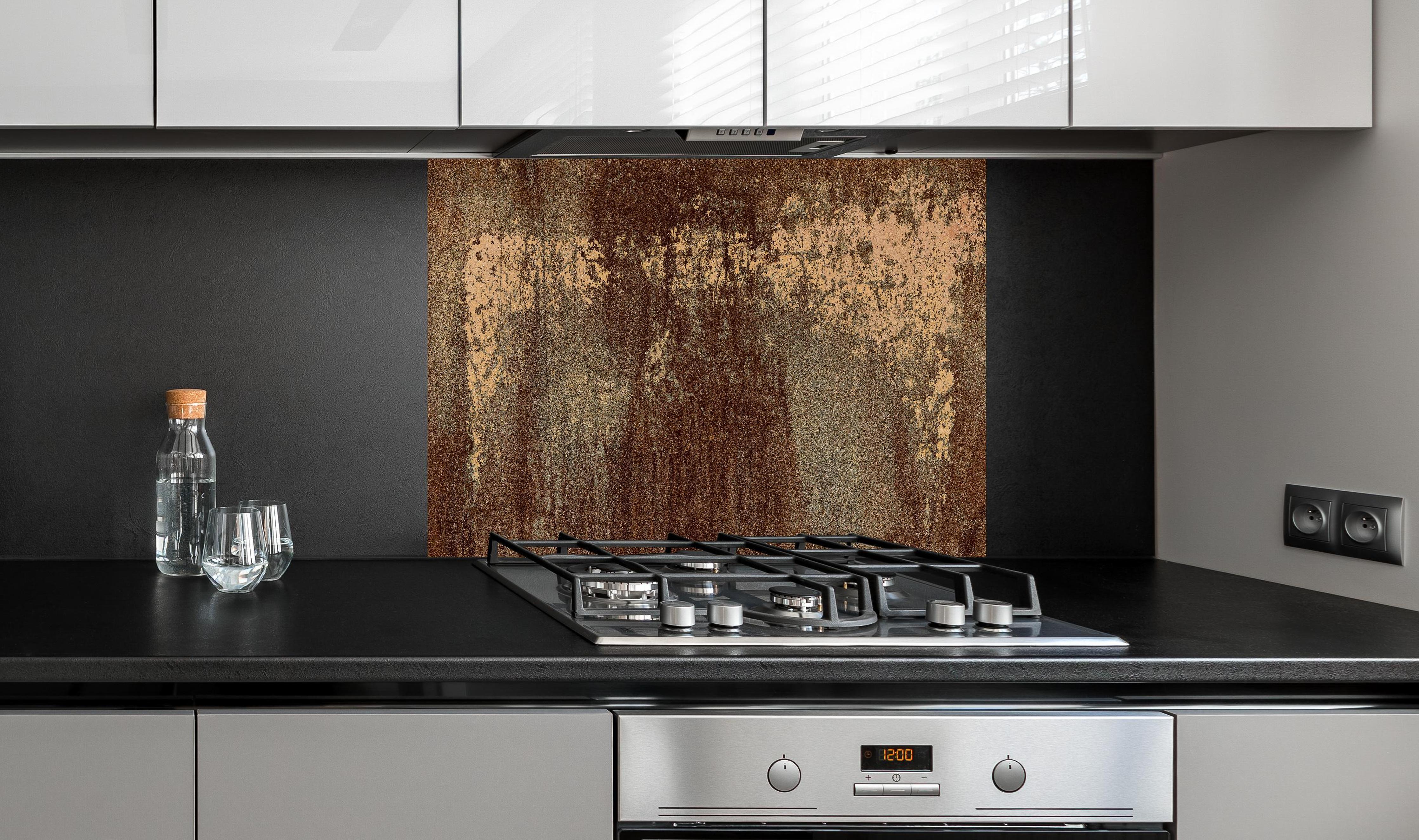 Spritzschutz - Alte Antike Textur hinter einem Cerankochfeld zwischen Holz-Kochutensilien