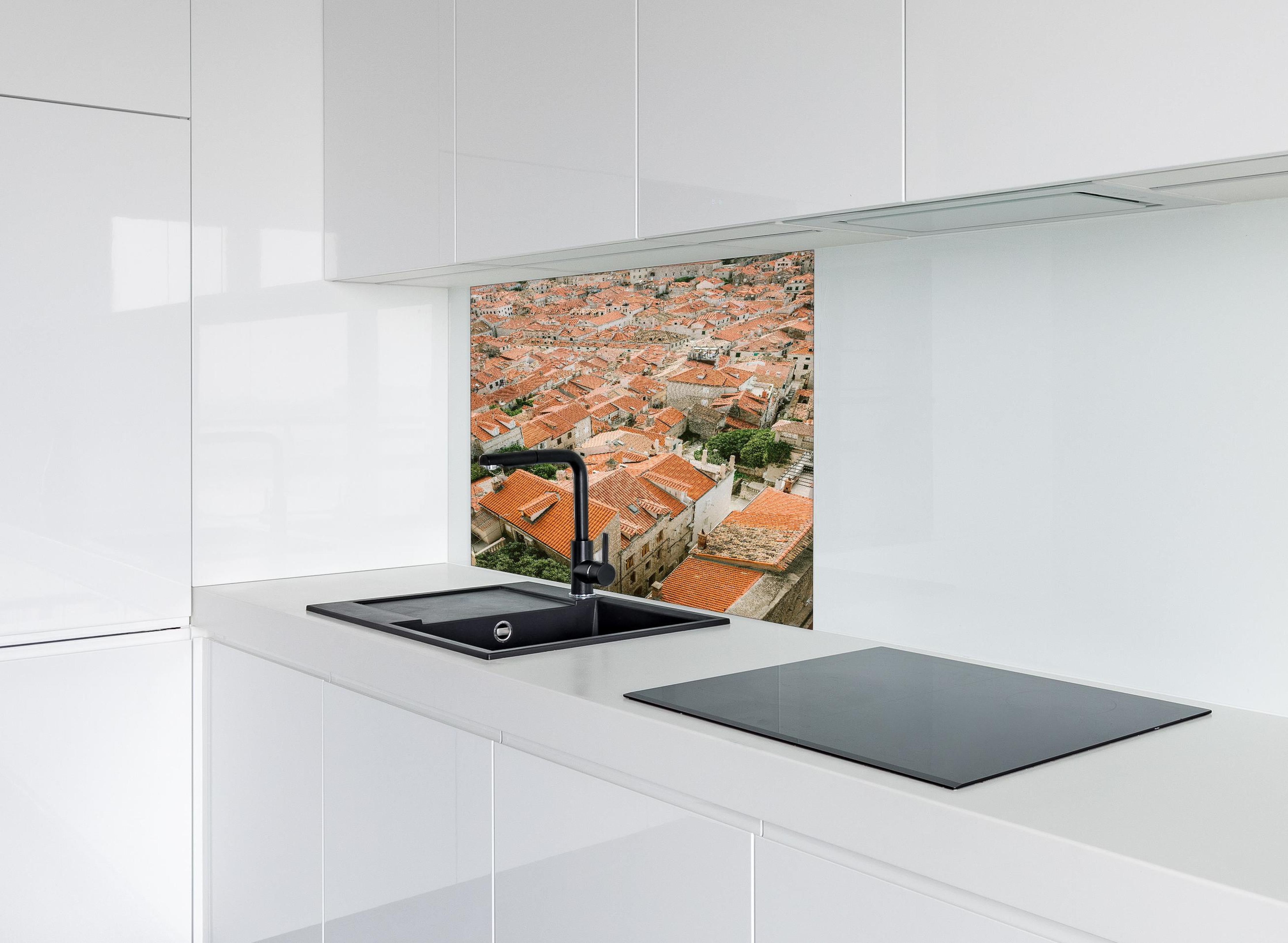 Spritzschutz - Alte Dachlandschaft Dubrovnik Kroatien hinter einem Cerankochfeld zwischen Holz-Kochutensilien