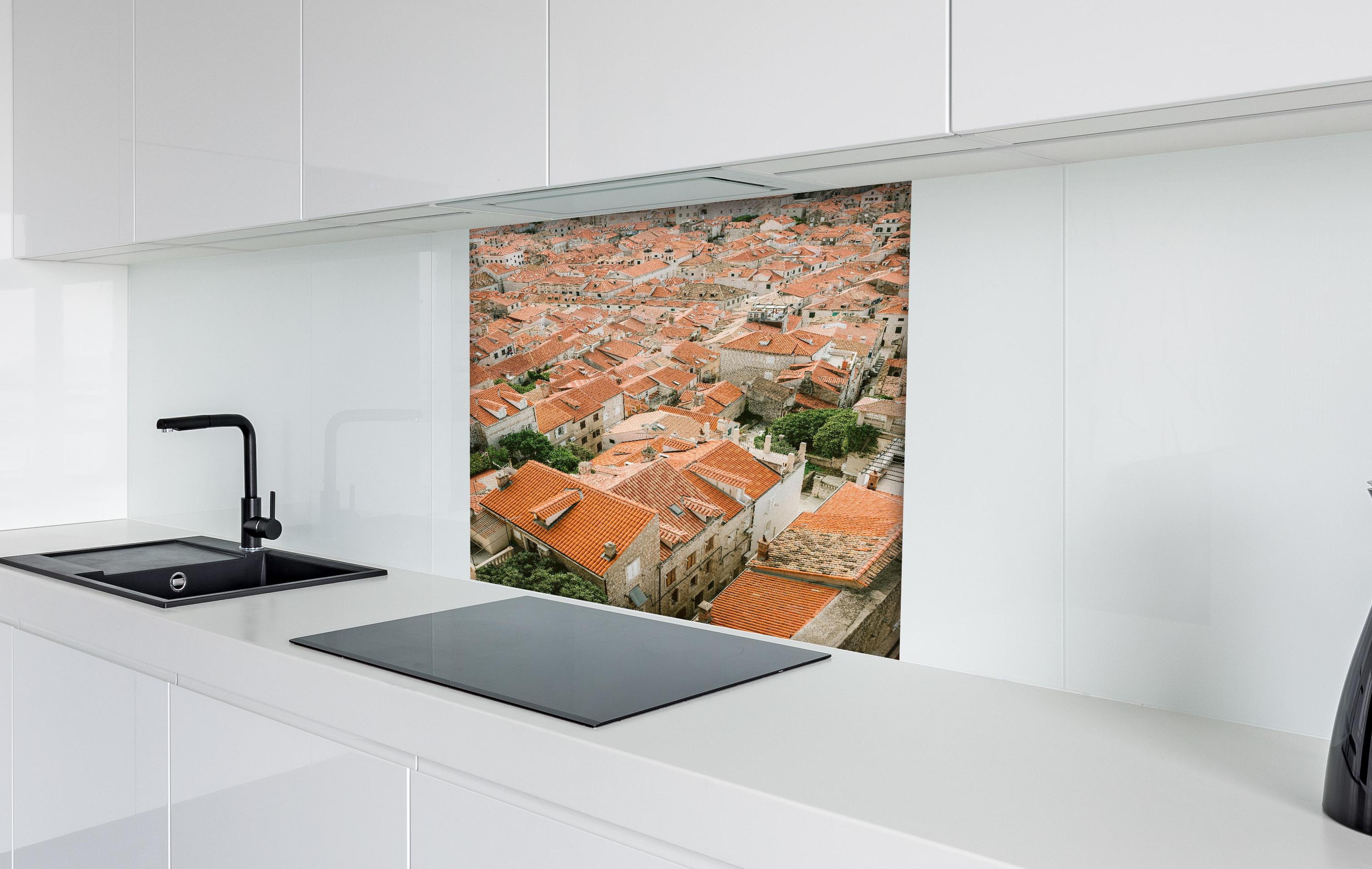 Spritzschutz - Alte Dachlandschaft Dubrovnik Kroatien hinter einem Cerankochfeld zwischen Holz-Kochutensilien