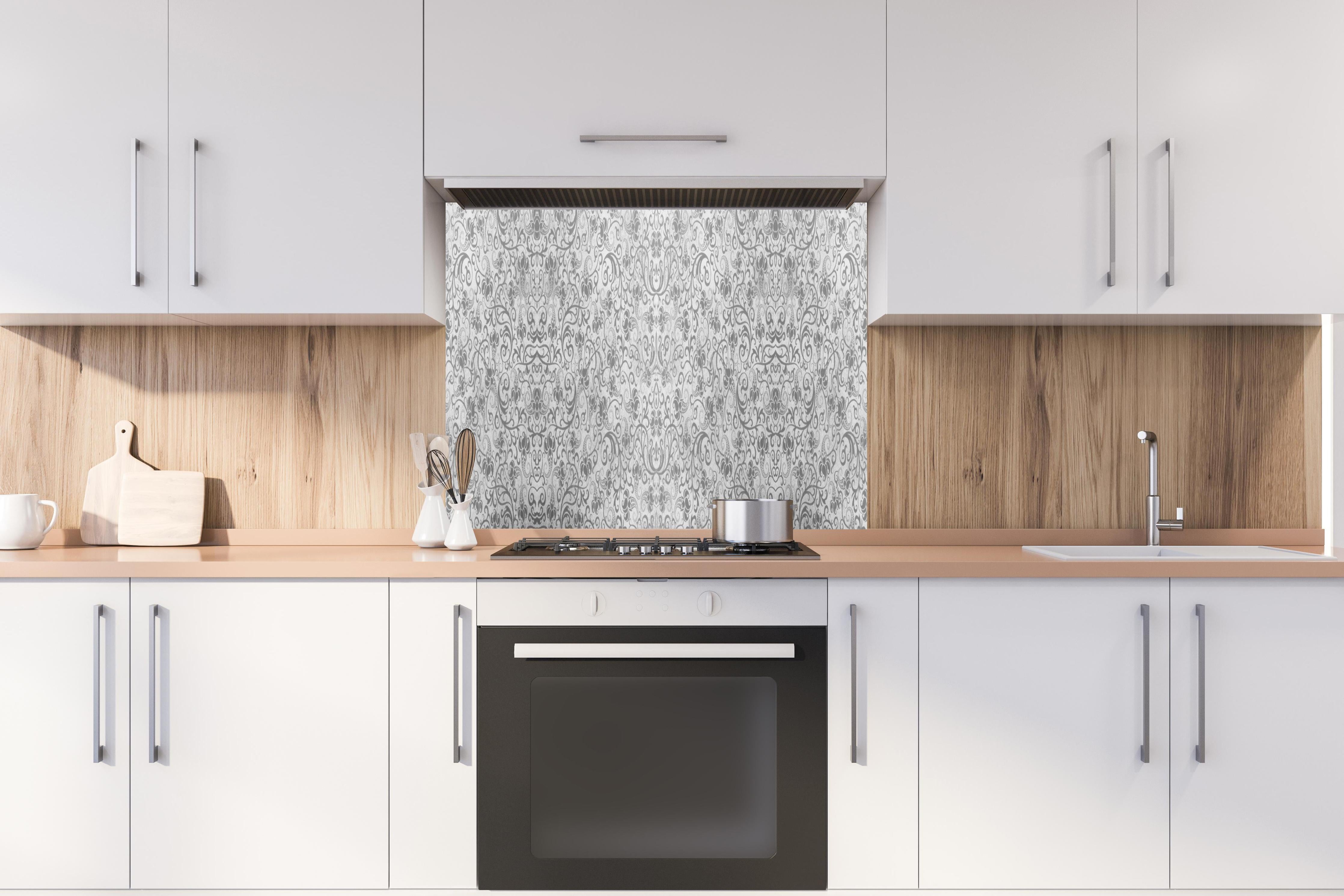 Spritzschutz - Alte Graue Betonwand mit Vintage-Muster hinter einem Cerankochfeld zwischen Holz-Kochutensilien