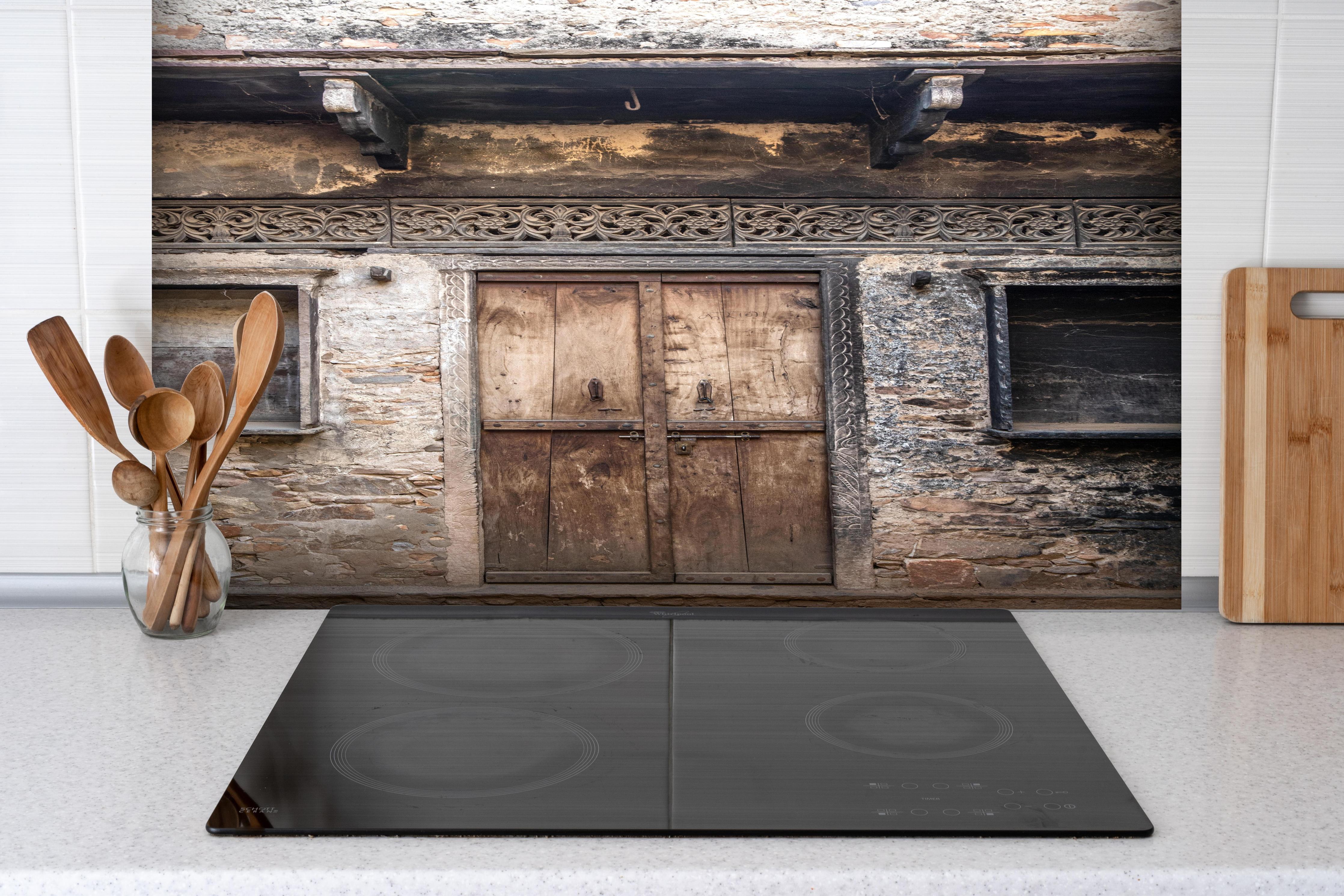 Spritzschutz - Alte Holztür und Wand Texturbild hinter einem Cerankochfeld zwischen Holz-Kochutensilien