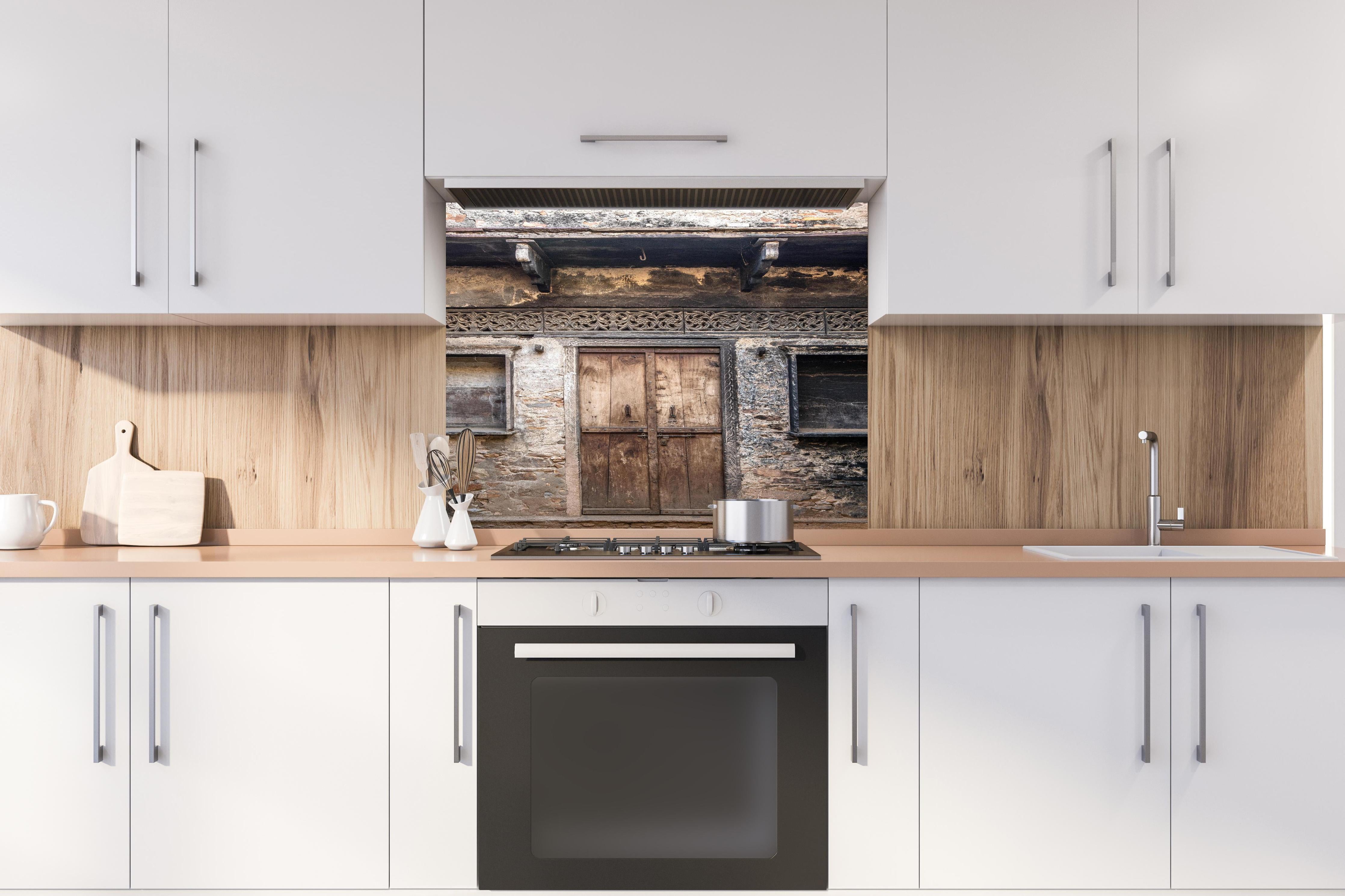 Spritzschutz - Alte Holztür und Wand Texturbild hinter einem Cerankochfeld zwischen Holz-Kochutensilien