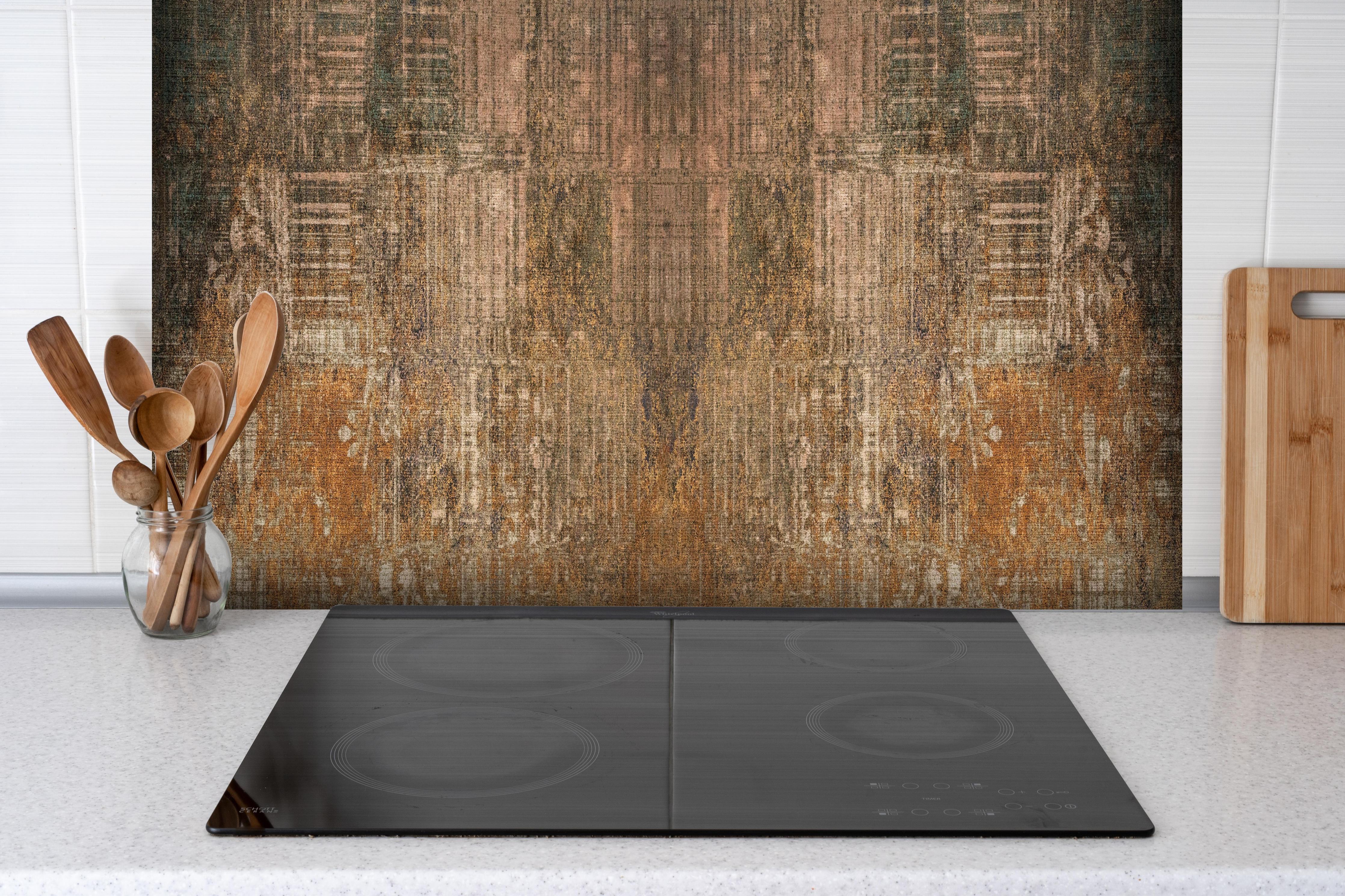 Spritzschutz - Alte Rostige Braun-Graue Betonwand Textur hinter einem Cerankochfeld zwischen Holz-Kochutensilien