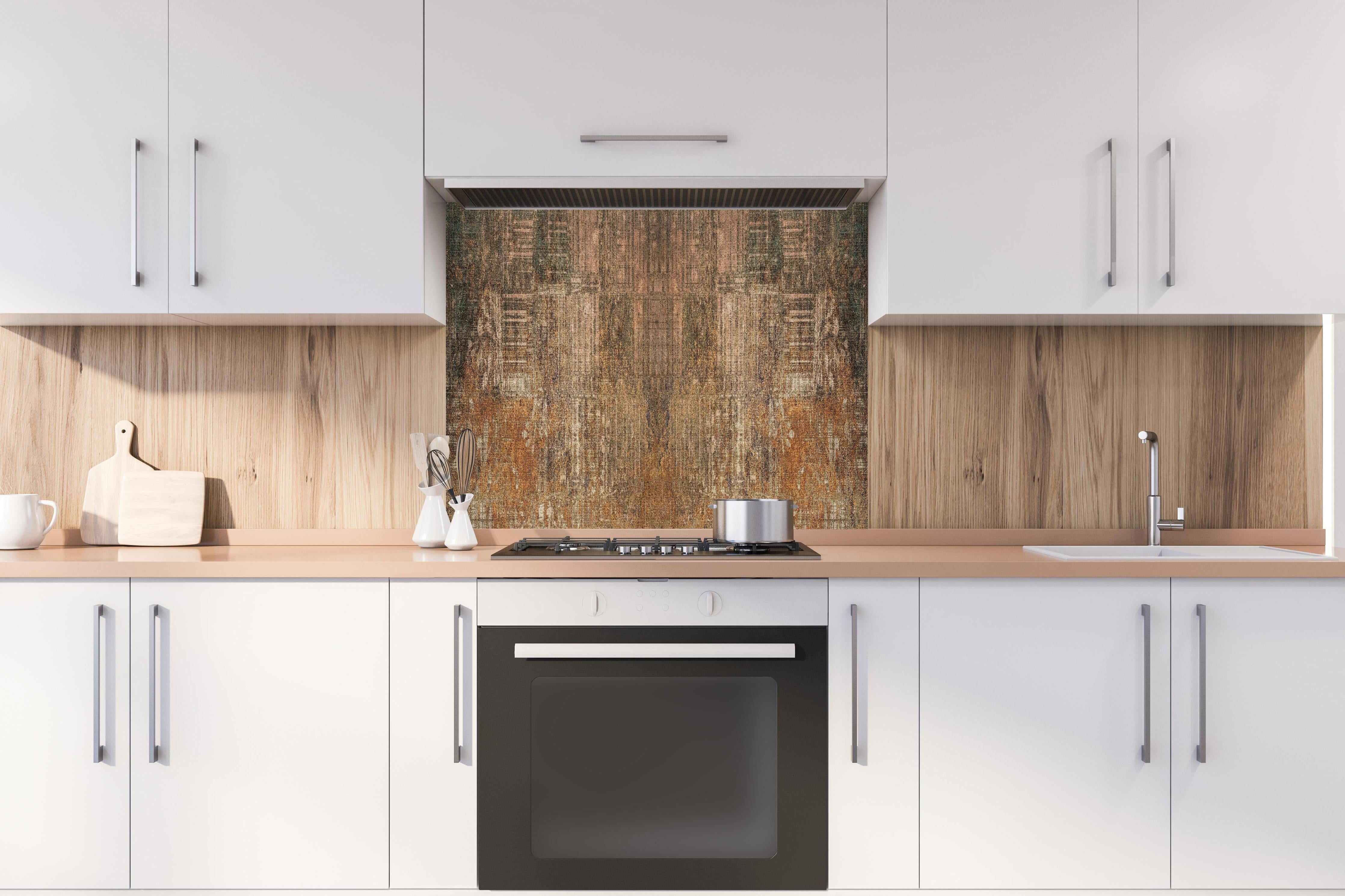 Spritzschutz - Alte Rostige Braun-Graue Betonwand Textur hinter einem Cerankochfeld zwischen Holz-Kochutensilien