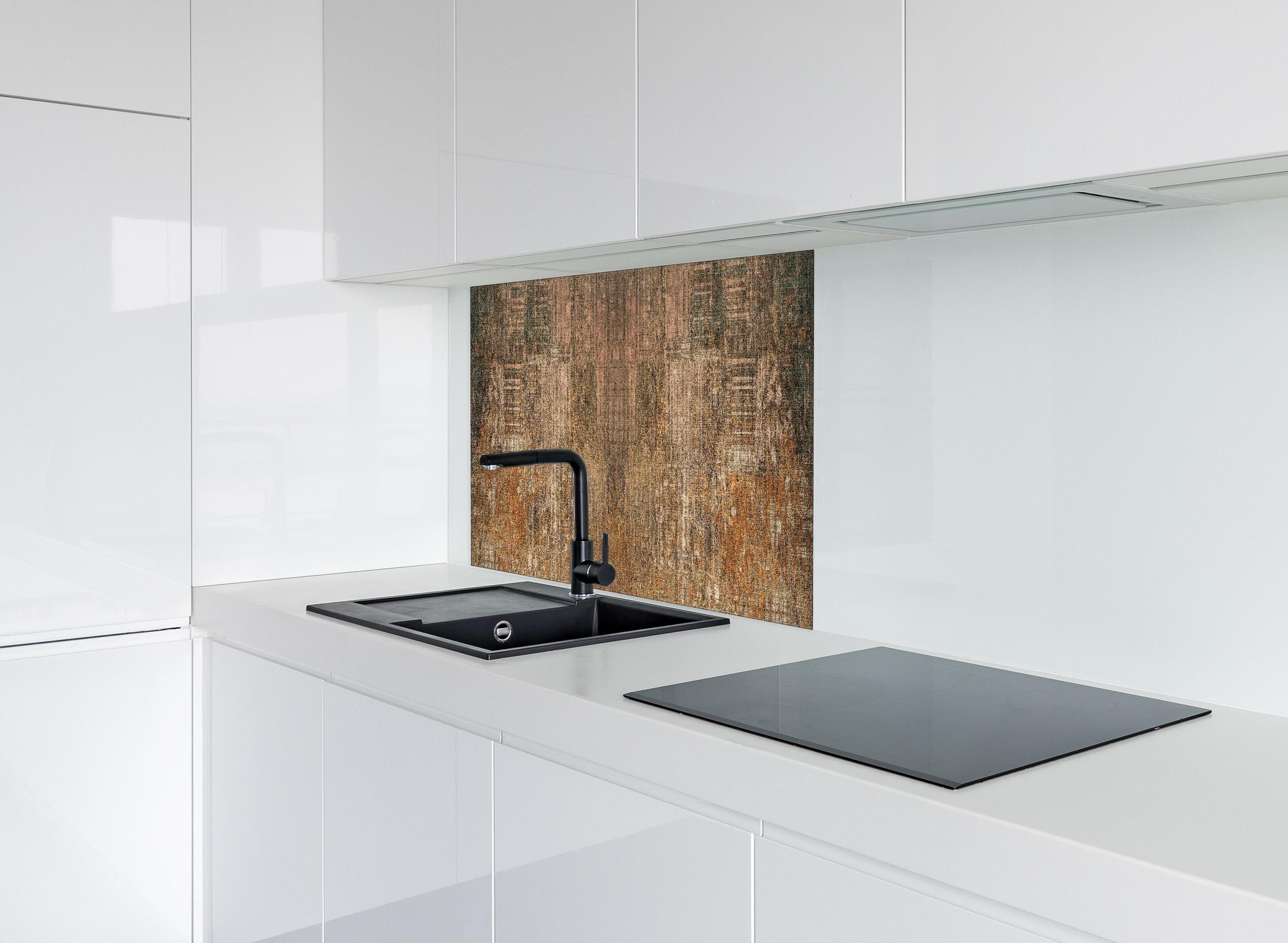 Spritzschutz - Alte Rostige Braun-Graue Betonwand Textur hinter einem Cerankochfeld zwischen Holz-Kochutensilien